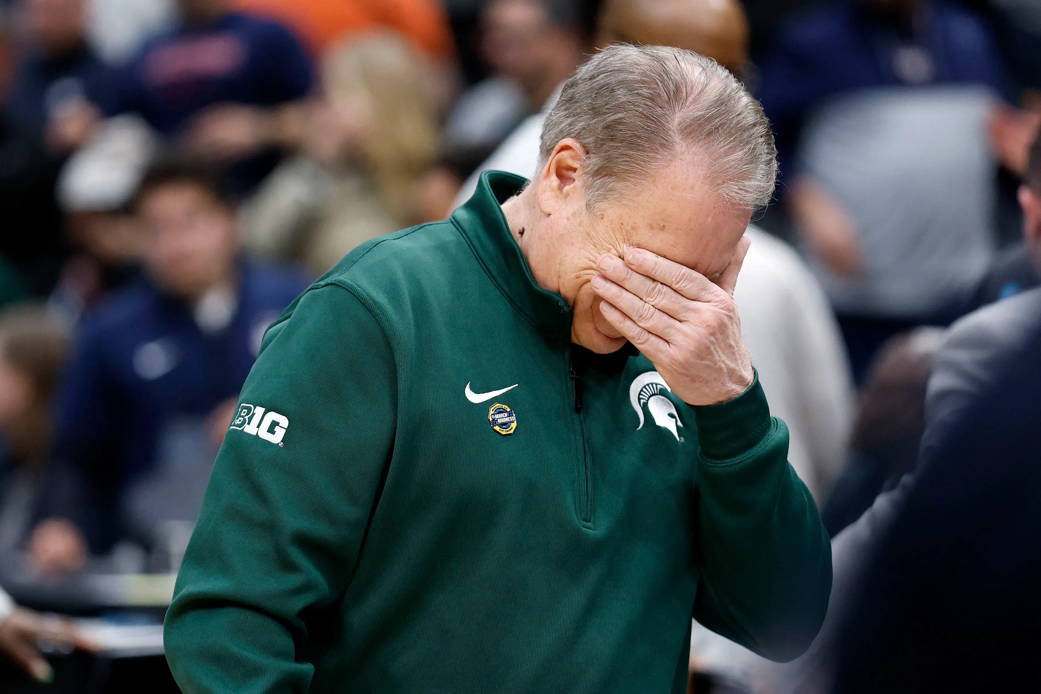 مدرب فريق سبارتانز يبدو متأثراً بعد خسارة فريقه، معبراً عن مشاعر الحزن والخيبة في نهاية الموسم.