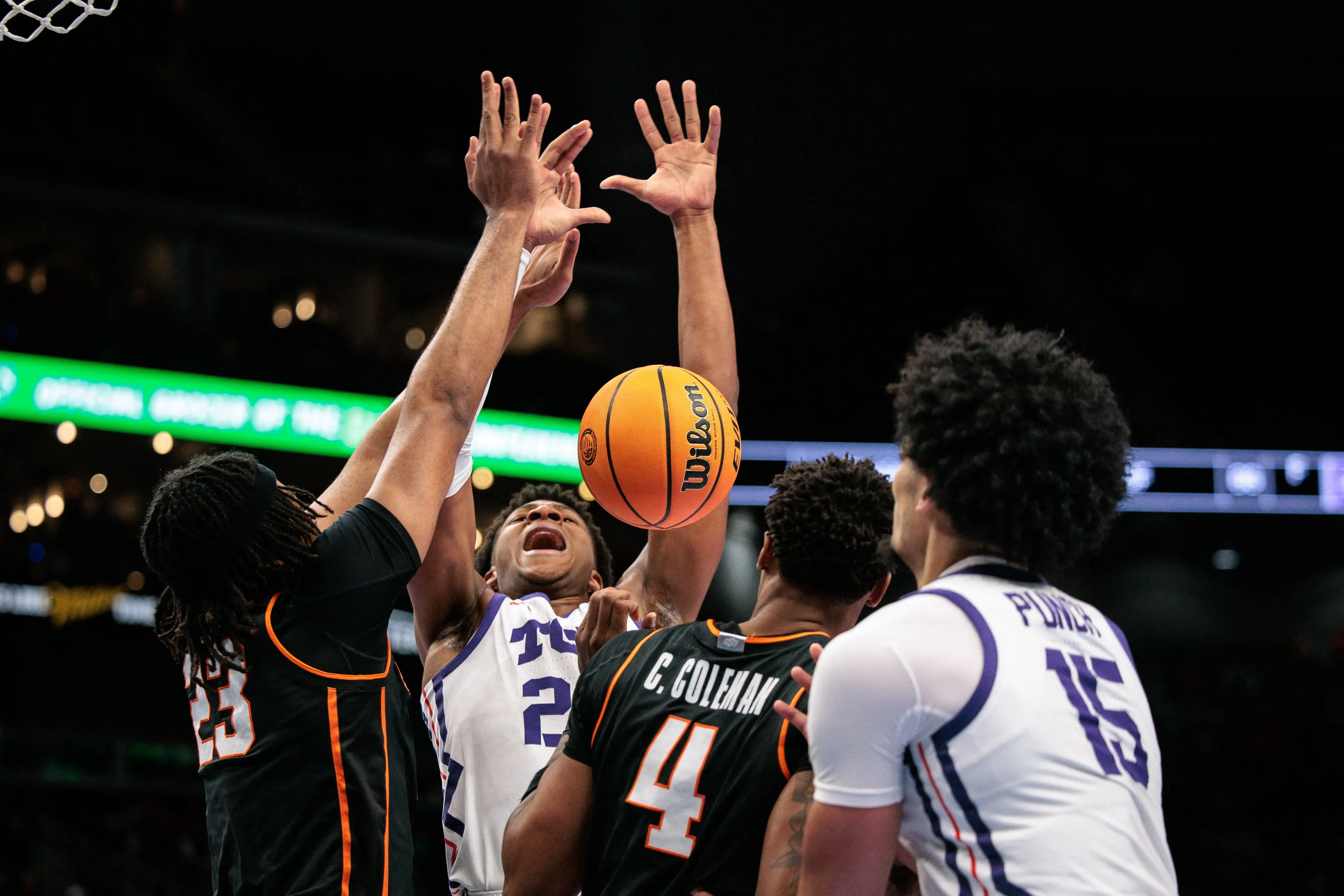 لاعبو كرة السلة يتنافسون على الكرة في لحظة حماسية خلال مباراة NCAA، تعكس مشاعر التوتر والنهاية المحتملة للموسم.