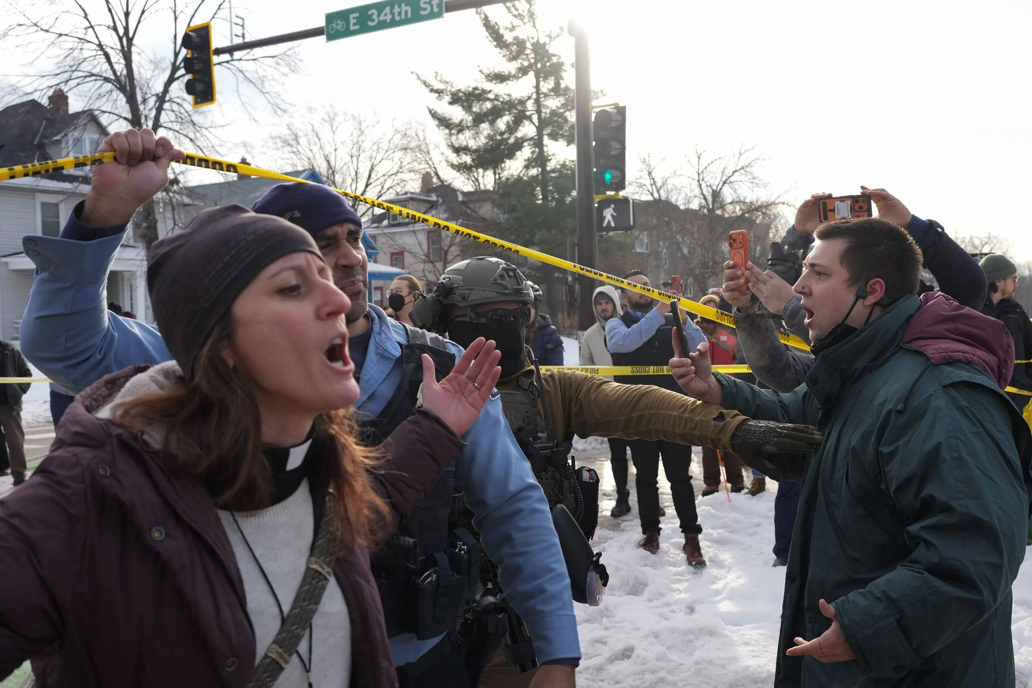 محتجون يتجمعون في شارع ثلجي بمينيابوليس، يعبرون عن غضبهم بعد حادثة إطلاق نار من قبل عملاء إدارة الهجرة والجمارك.