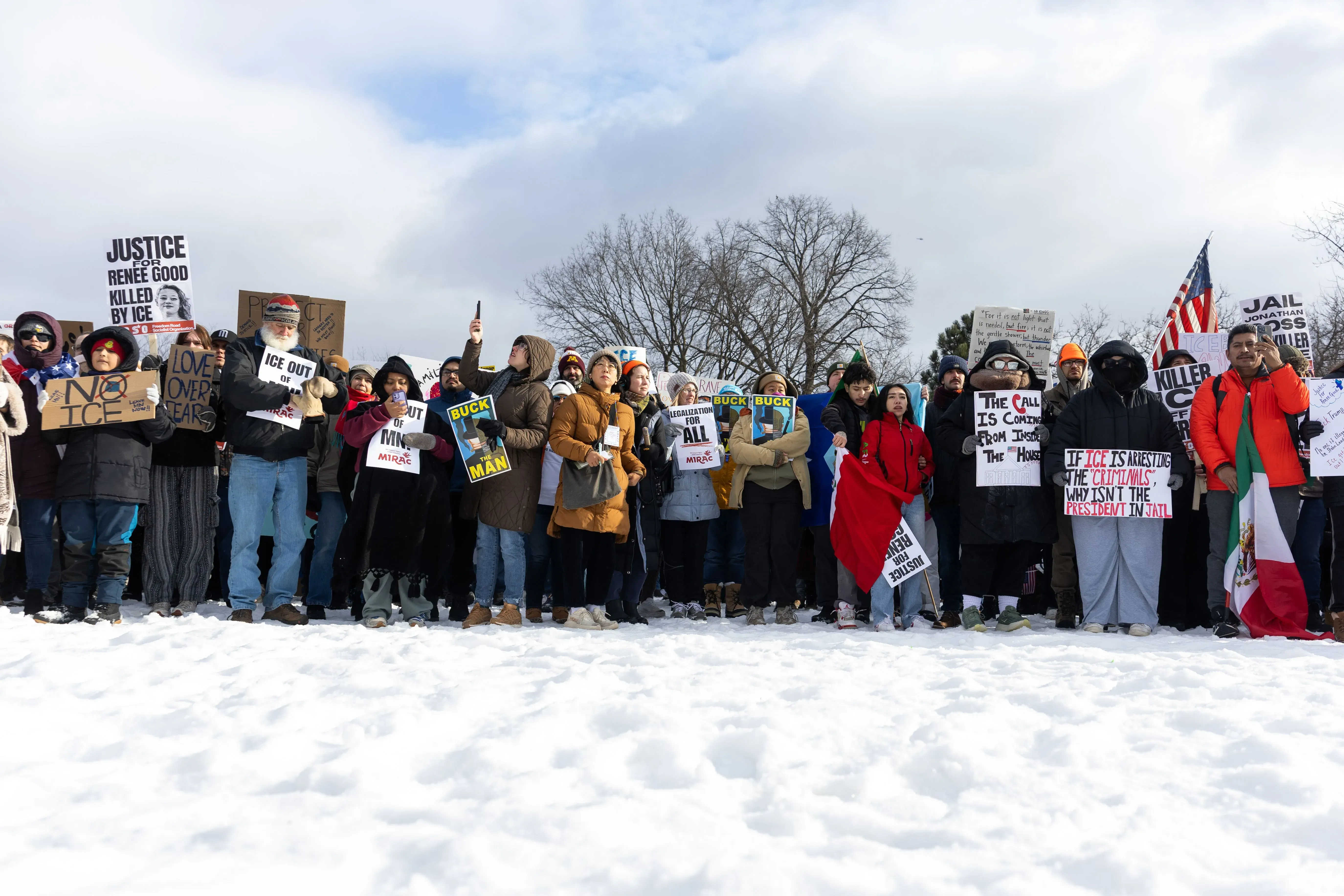 تجمع حشود كبيرة في مينيابوليس للاحتجاج على مقتل رينيه جود، حاملين لافتات تطالب بالعدالة وإبعاد سلطات الهجرة عن المجتمعات.
