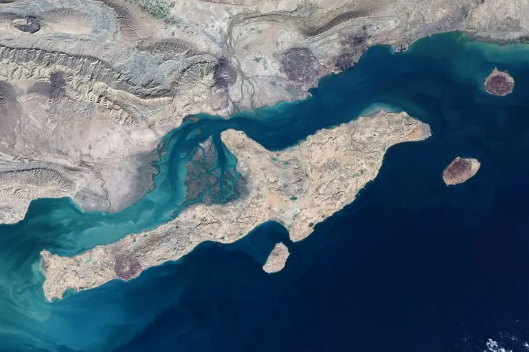 صورة جوية لمضيق هرمز، تُظهر تضاريس المنطقة البحرية والبرية، حيث وقعت مواجهات عسكرية بين الولايات المتحدة وإيران.