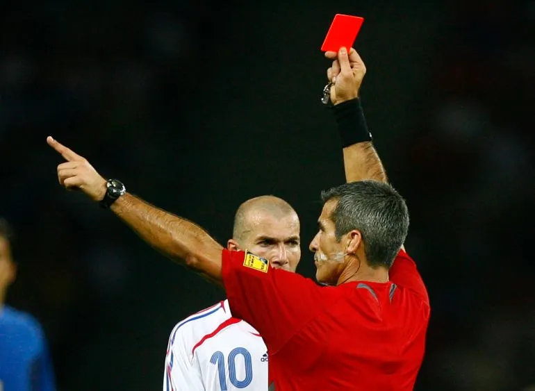 الحكم يلوّح بالبطاقة الحمراء أمام لاعب منتخب فرنسا زين الدين زيدان خلال مباراة كأس العالم 2006، مشهد تاريخي مرتبط بقرار الطرد في نصف نهائي المونديال.
