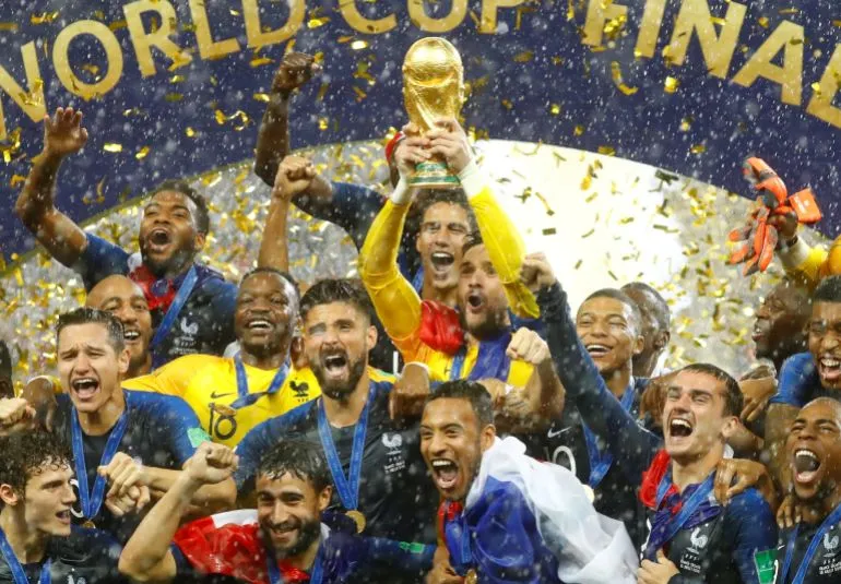 لاعبو منتخب فرنسا يحتفلون بحمل كأس العالم 2018 وسط زخات من الورق الذهبي، معبرين عن فرحة الفوز باللقب العالمي.