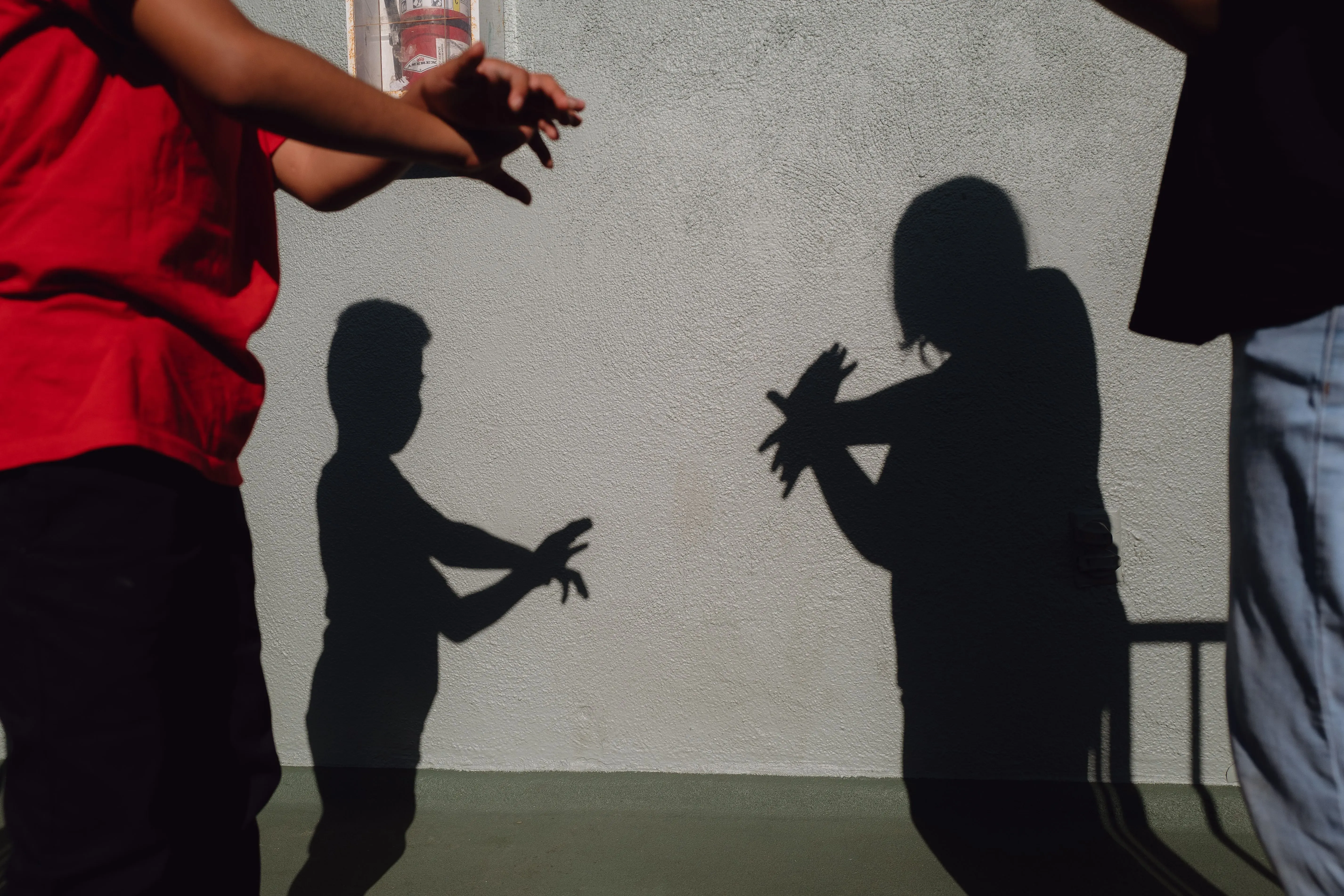 فيبي وأنجيلو، طفلان أمريكيان يبلغان من العمر 6 و9 سنوات، يعبّران عن مشاعر الفقد والارتباك بسبب احتجاز والدتهما من قبل إدارة الهجرة.