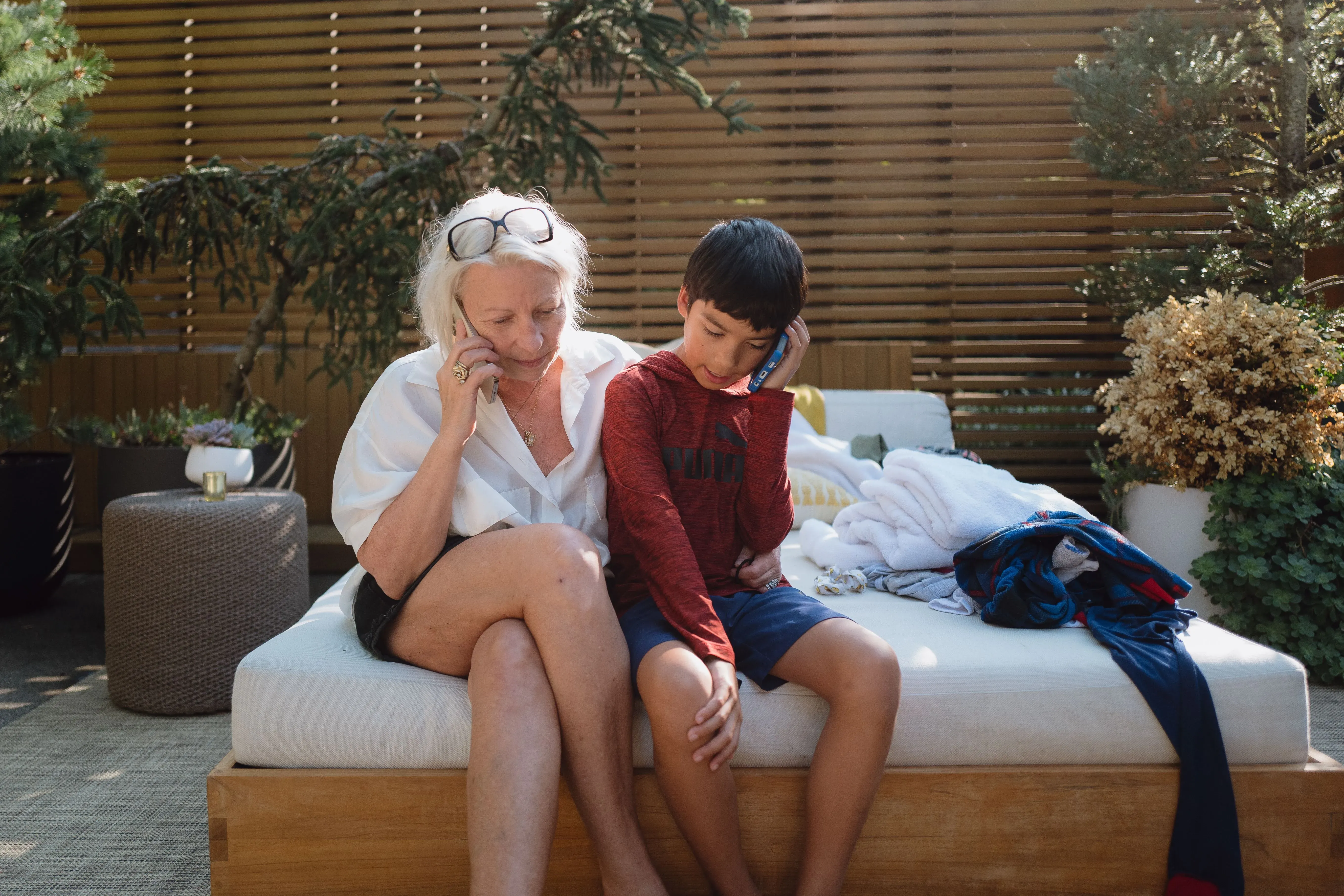 فيبي وأنجيلو، طفلان أمريكيان، يجلسان معًا في حديقة، يتحدثان عبر الهاتف، ويعبران عن مشاعر الحزن والافتقار لوالدتهما.