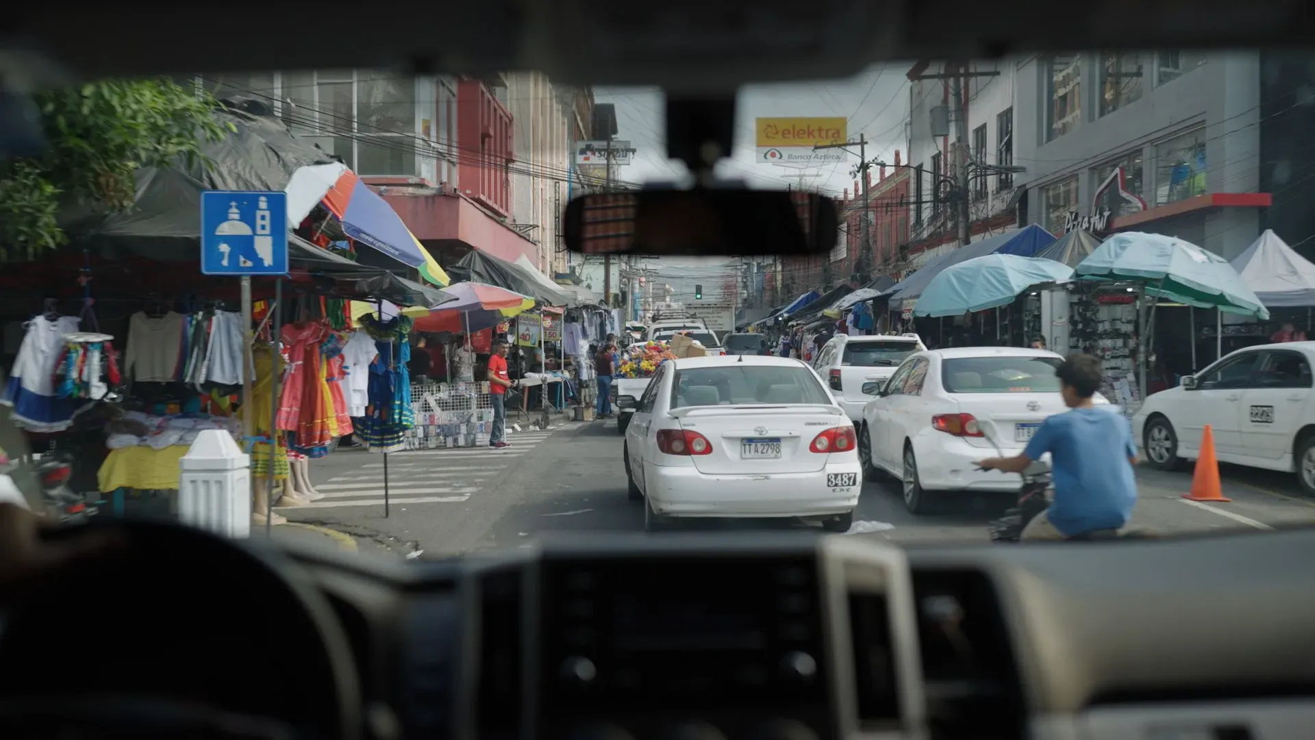 فيبي وأنجيلو، طفلان أمريكيان يبلغان من العمر 6 و9 سنوات، يشعران بالحزن والارتباك بعد فقدان والدتهما بسبب إجراءات الهجرة.