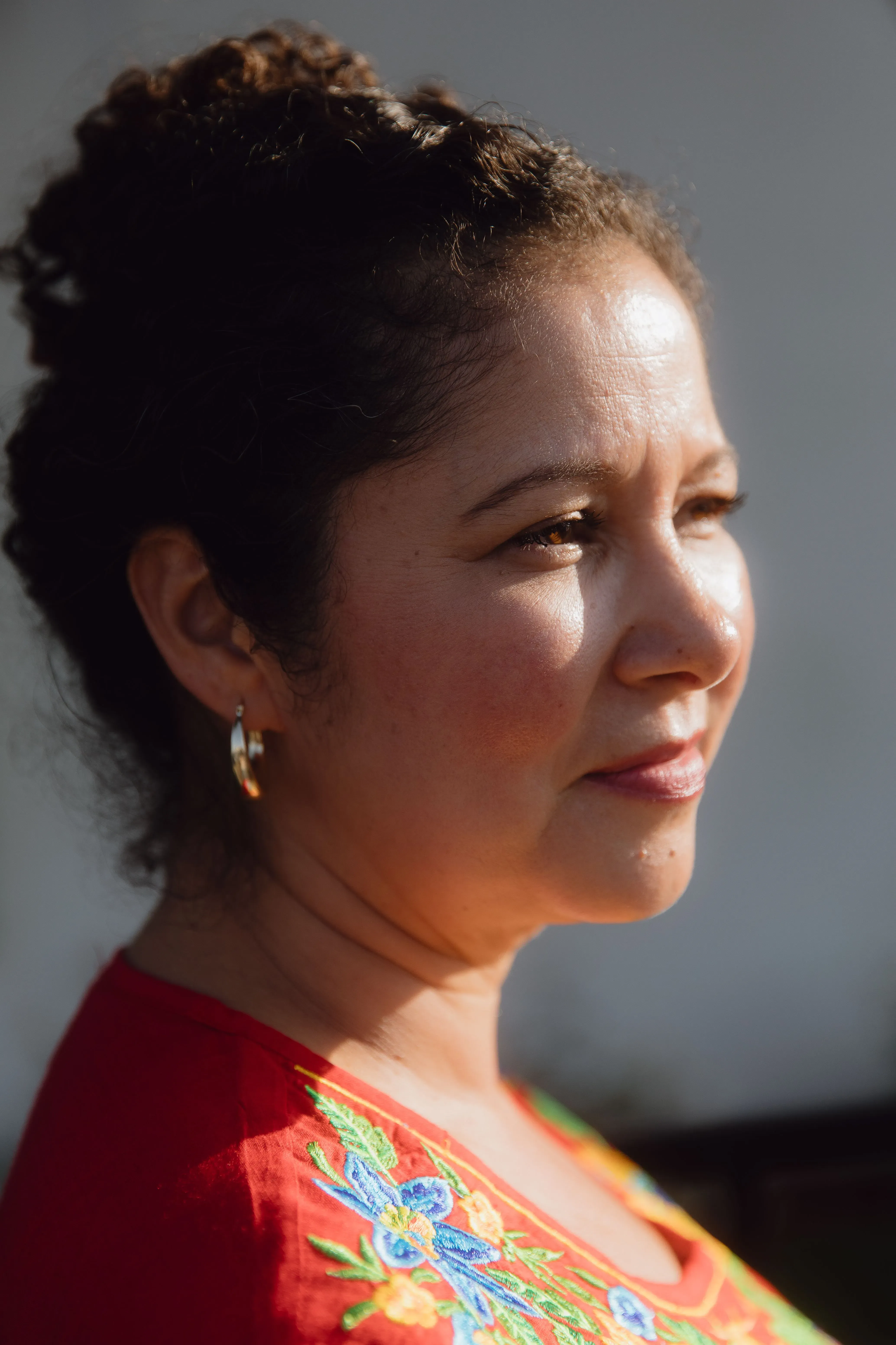 فيبي وأنجيلو، طفلان أمريكيان، يشعران بالحزن والارتباك بسبب فقدان والدتهما نتيجة إجراءات الهجرة.