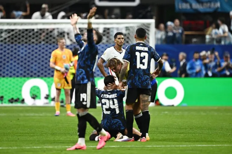 لاعبو الأرجنتين يحتفلون بهدف الفوز الحاسم في مباراة نصف نهائي كأس العالم 2026 ضد إنجلترا في استاد أتلانتا.
