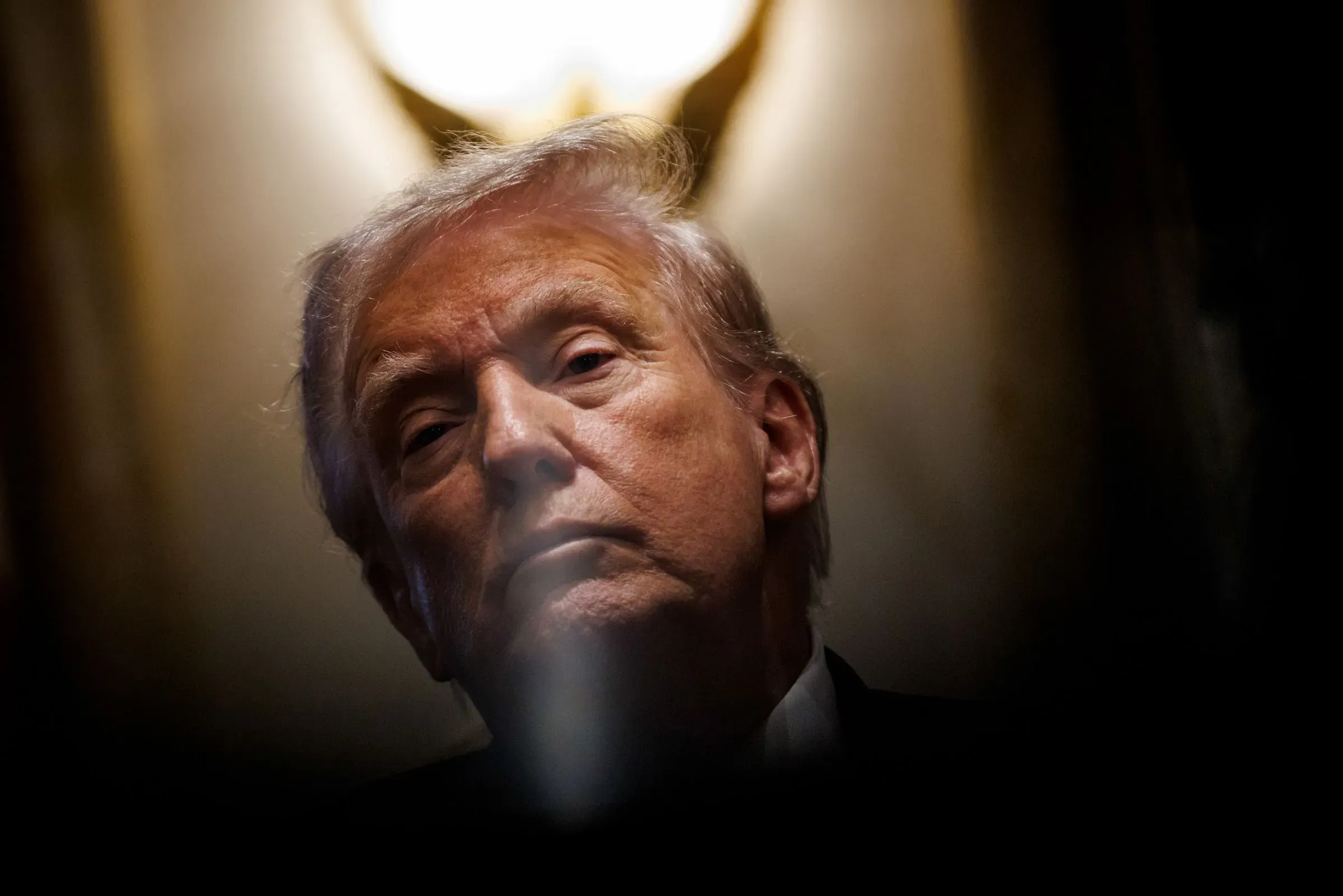 صورة للرئيس السابق دونالد ترامب، تظهر تعابير وجهه الجادة أثناء حديثه عن الانتخابات النصفية، مما يعكس توتره بشأن نتائجها.