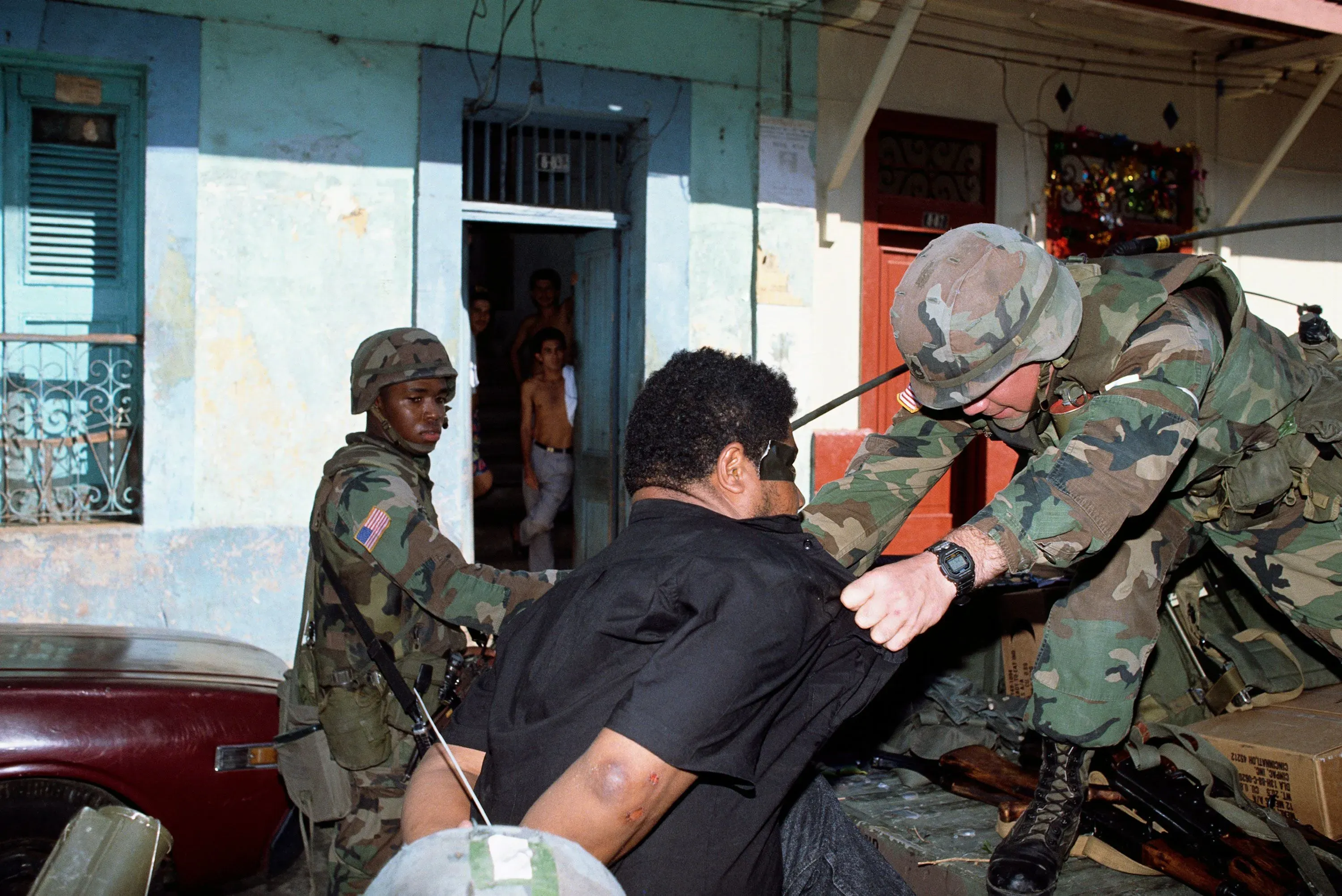 رجل عسكري أمريكي يعتقل مانويل نورييغا، ديكتاتور بنما، خلال الغزو الأمريكي عام 1989، في سياق جهود مكافحة تهريب المخدرات.