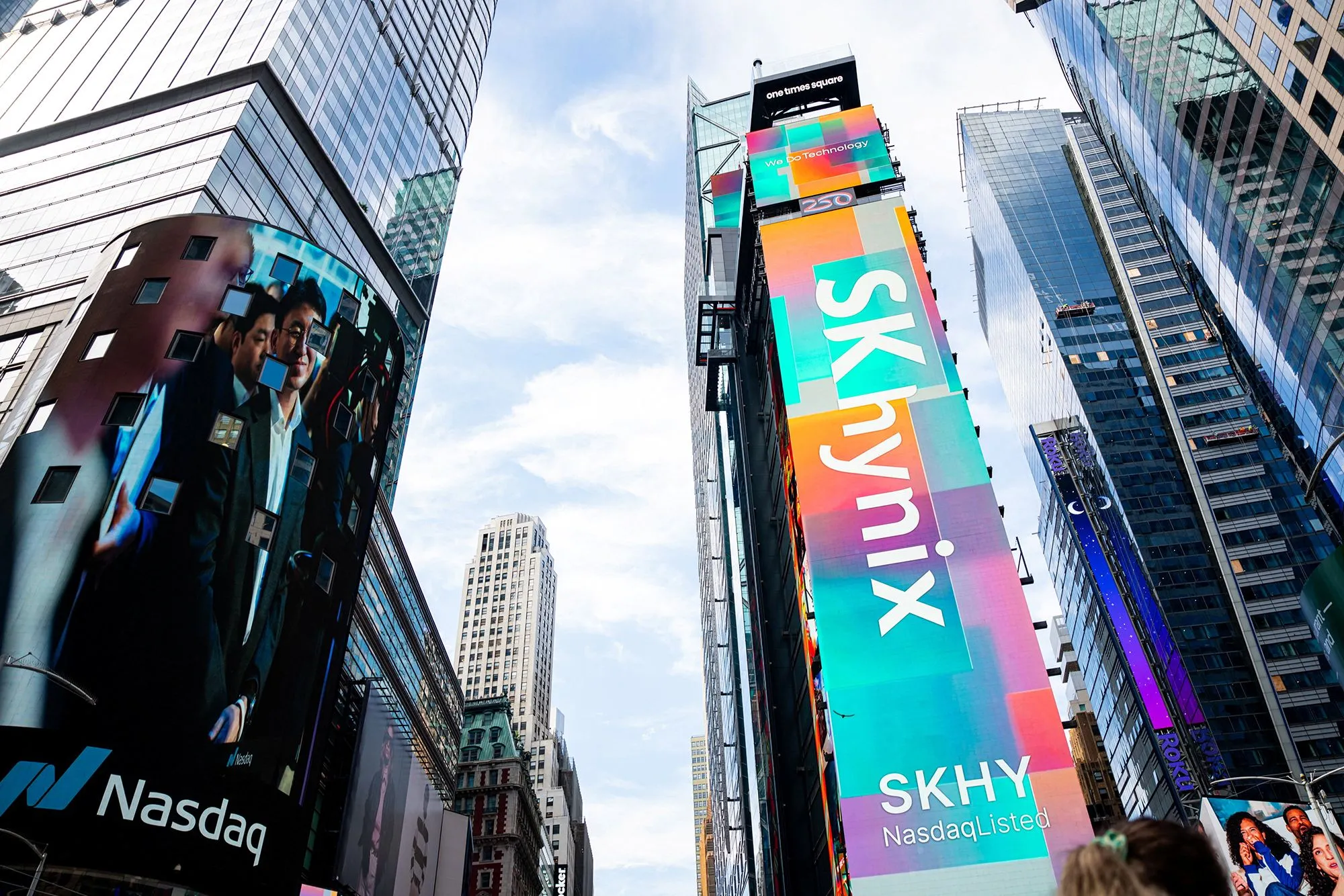 لوحات إعلانية ضخمة لشركة SK Hynix في وسط مدينة نيويورك تعكس النمو الكبير في أسهم شركات أشباه الموصلات الآسيوية.