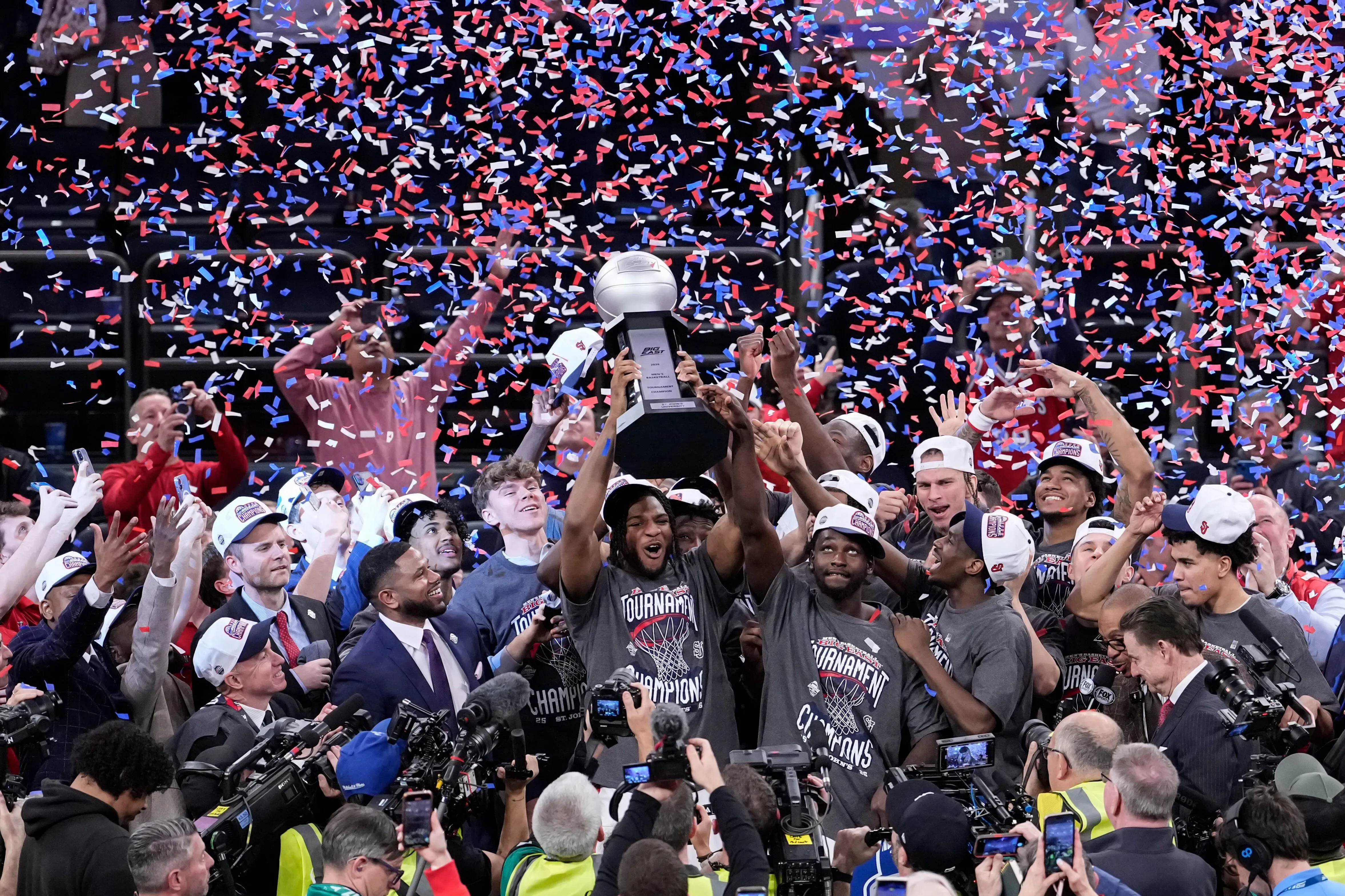 فريق سانت جونز يحتفل بفوزه بلقب البطولة، حيث يرفع اللاعبون الكأس وسط أجواء مليئة بالقصاصات الملونة في ملعب ماديسون سكوير جاردن.