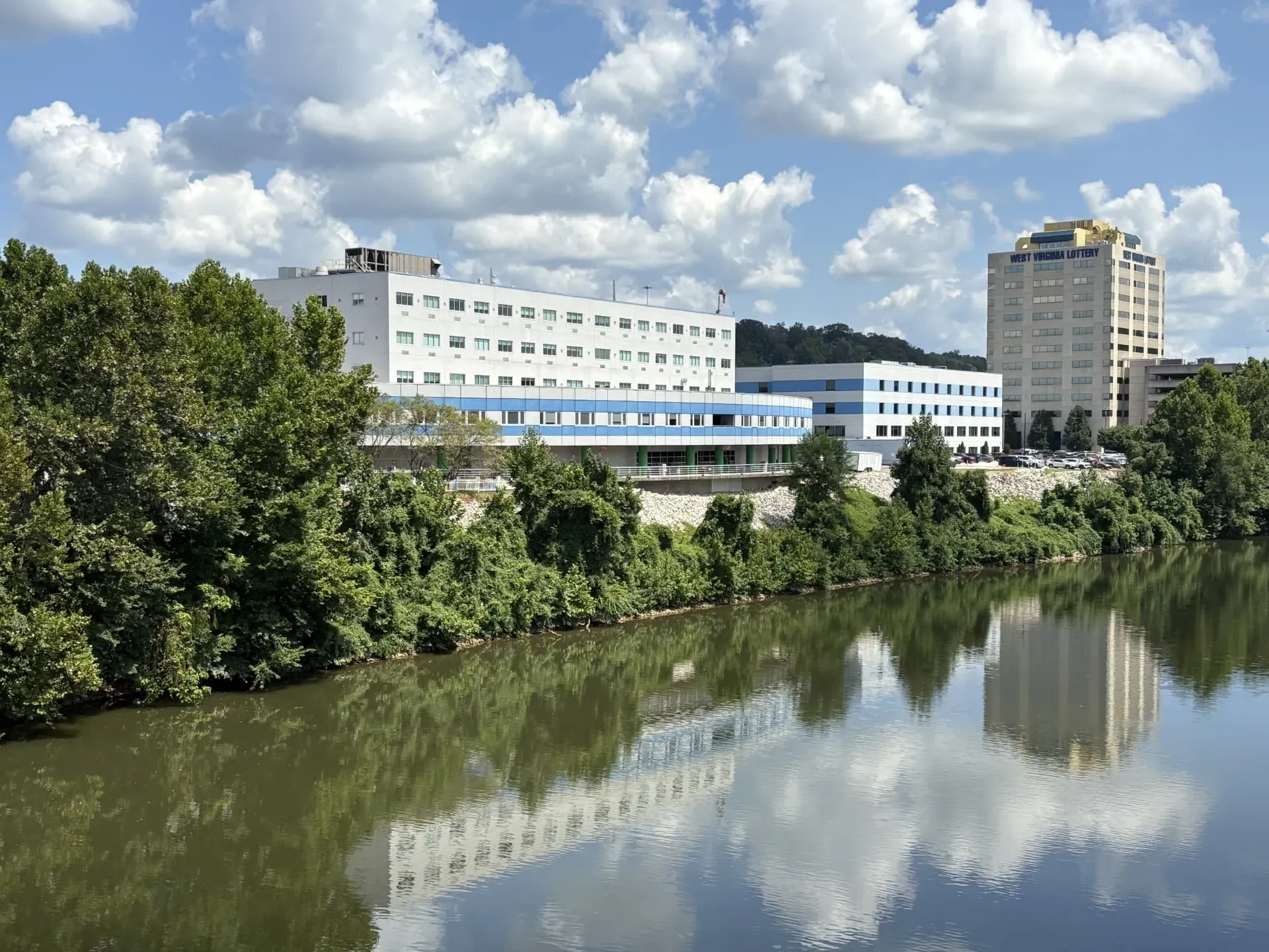 مستشفى شبه الجزيرة النفسي يطل على نهر تينيسي، مع خطر الفيضانات الذي يهدد سلامة المرضى والموظفين، كما يظهر في المحاكاة الحاسوبية.