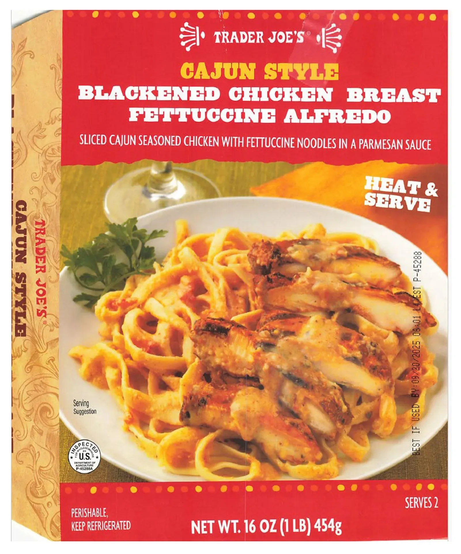 وجبة معكرونة جاهزة من "تريدر جو" بنكهة الكاجون، تحتوي على صدور دجاج مشوية مع نودلز في صلصة بارميزان، تُستدعى بسبب تفشي بكتيريا الليستيريا.