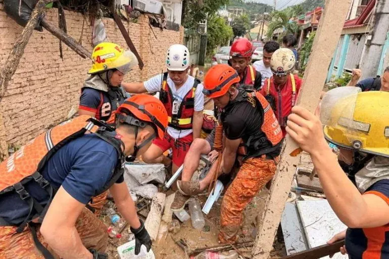 فرق الإنقاذ تعمل على إنقاذ شخص عالق بين الأنقاض بعد إعصار كالمايجي الذي أدى إلى فيضانات في الفلبين.