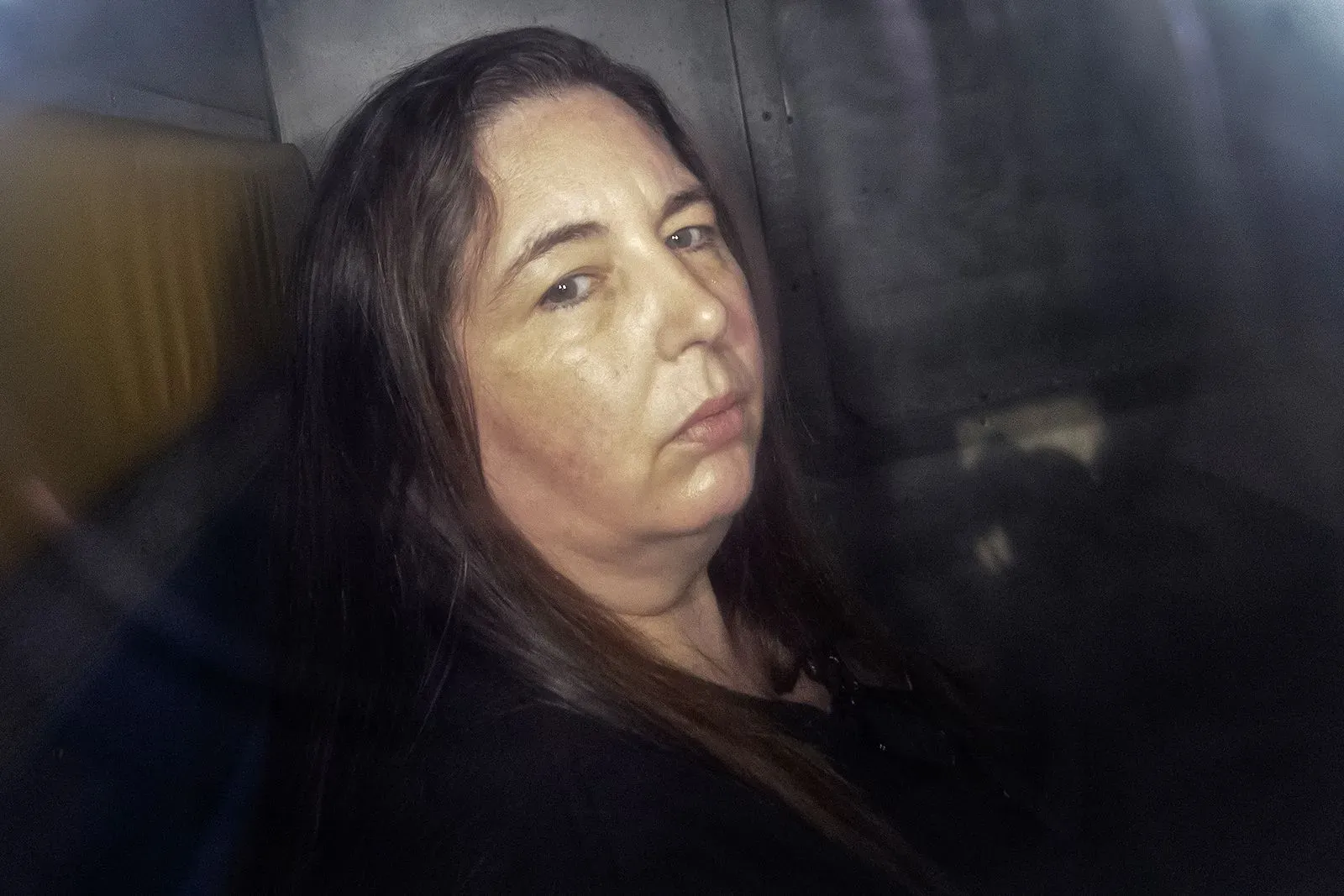 امرأة أسترالية تُظهر تعبيرًا جادًا، متهمة بقتل ثلاثة من أصهارها بواسطة طعام مسموم، وسط تفاصيل قضية جنائية مثيرة.