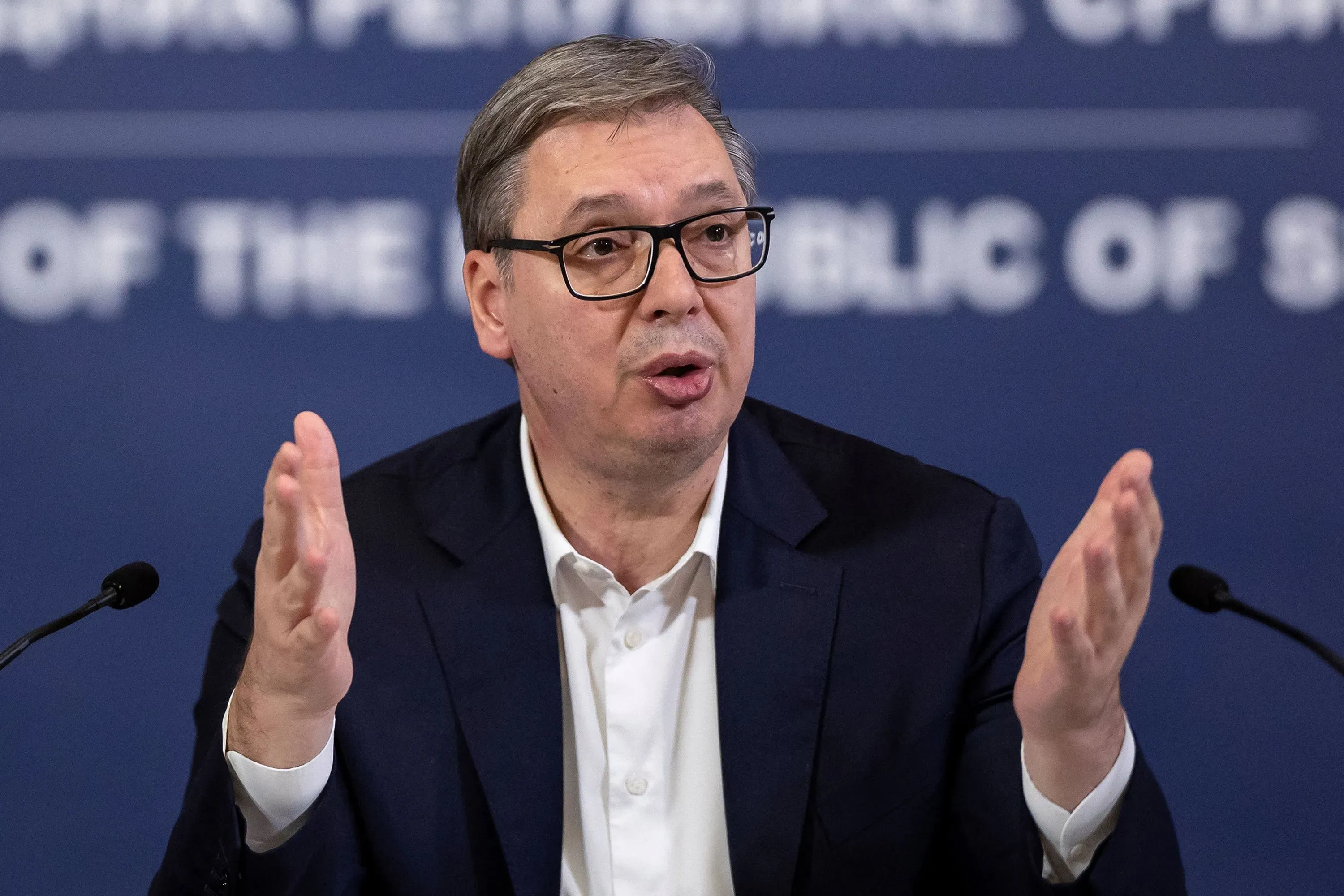 الرئيس الصربي ألكسندر فوتشيتش يتحدث في مؤتمر صحفي حول اكتشاف متفجرات قرب خط أنابيب الغاز الروسي في صربيا.