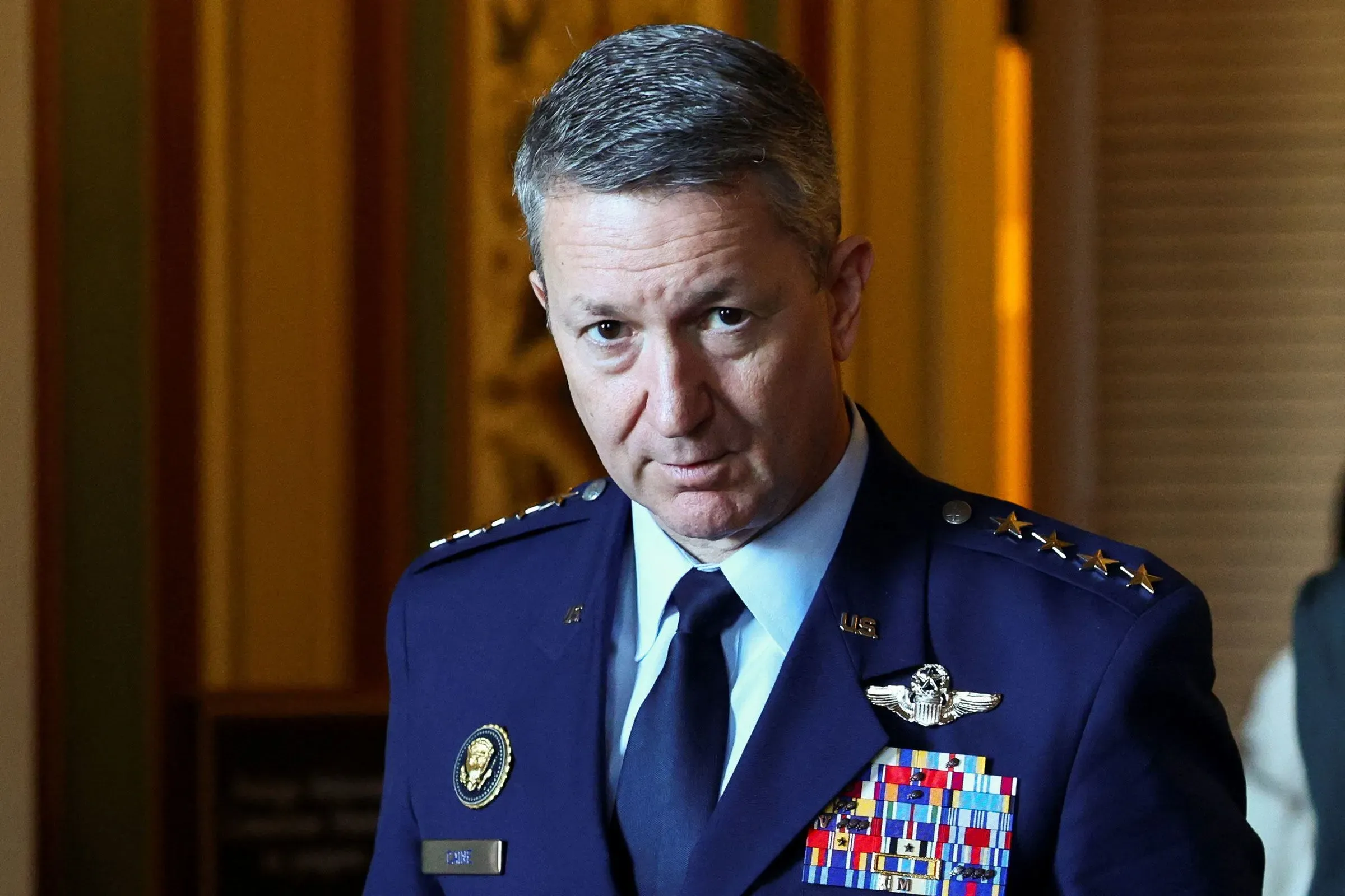 الجنرال دان كاين، رئيس هيئة الأركان المشتركة، يظهر بزيه العسكري، مع تعبير جاد، في إطار مناقشات حول الخيارات العسكرية تجاه إيران.