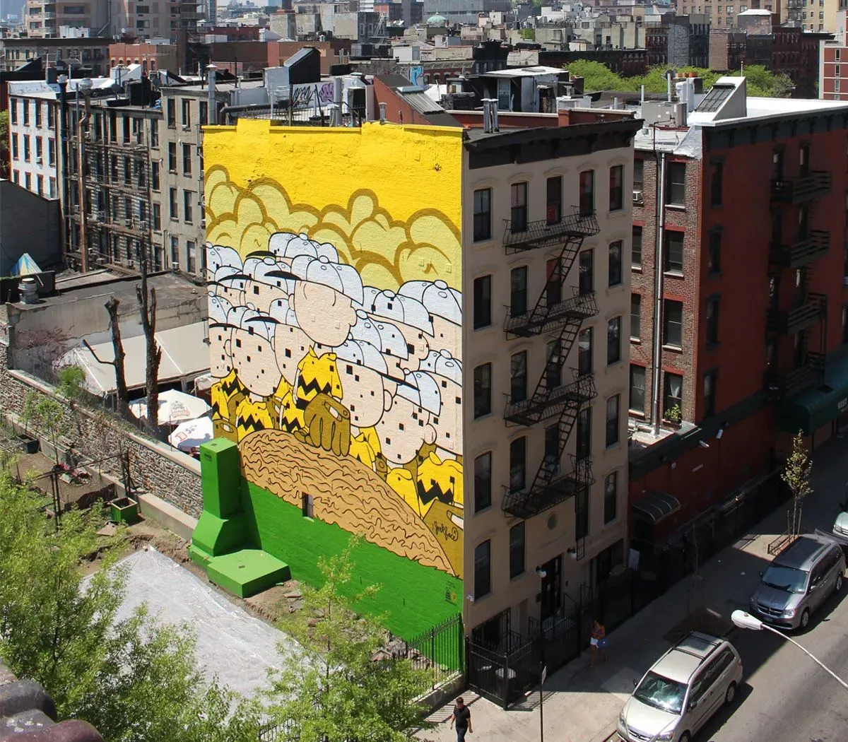 جدارية ملونة تظهر شخصيات كرتونية معروفة على جدار مبنى في مدينة نيويورك، تعكس أسلوب فن الشارع المعاصر.