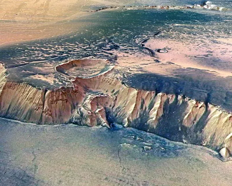 شريطٌ مستوٍ من الأرض يُظهر آثار الرفّ الساحلي على كوكب المرّيخ، مما يُشير إلى وجود محيط قديم، وفقاً لدراسة جديدة.