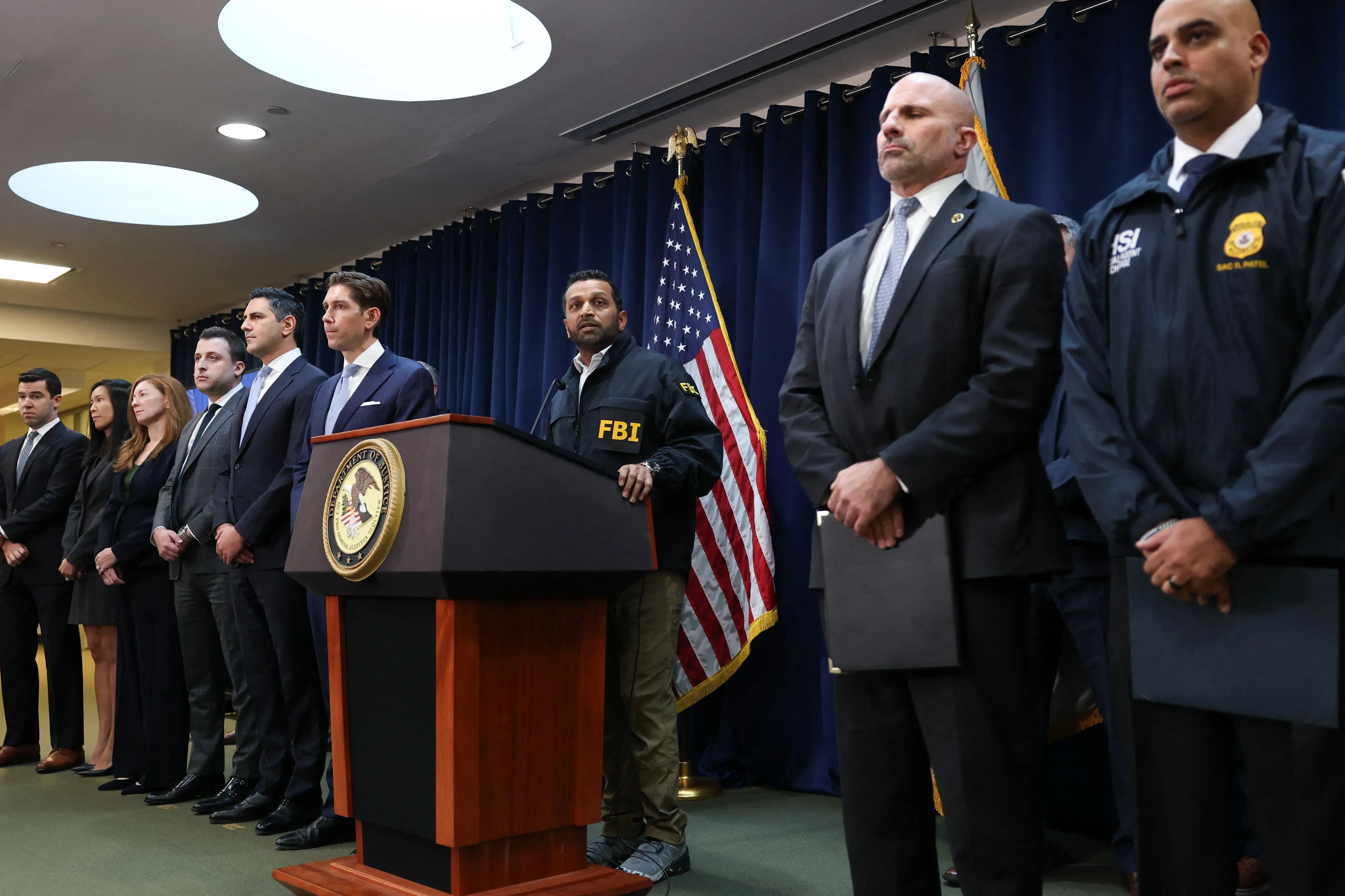 مؤتمر صحفي للمدعين العامين وموظفي مكتب التحقيقات الفيدرالي، يتحدثون عن تحقيقات في مؤامرة تلاعب بألعاب البوكر غير القانونية في نيويورك.