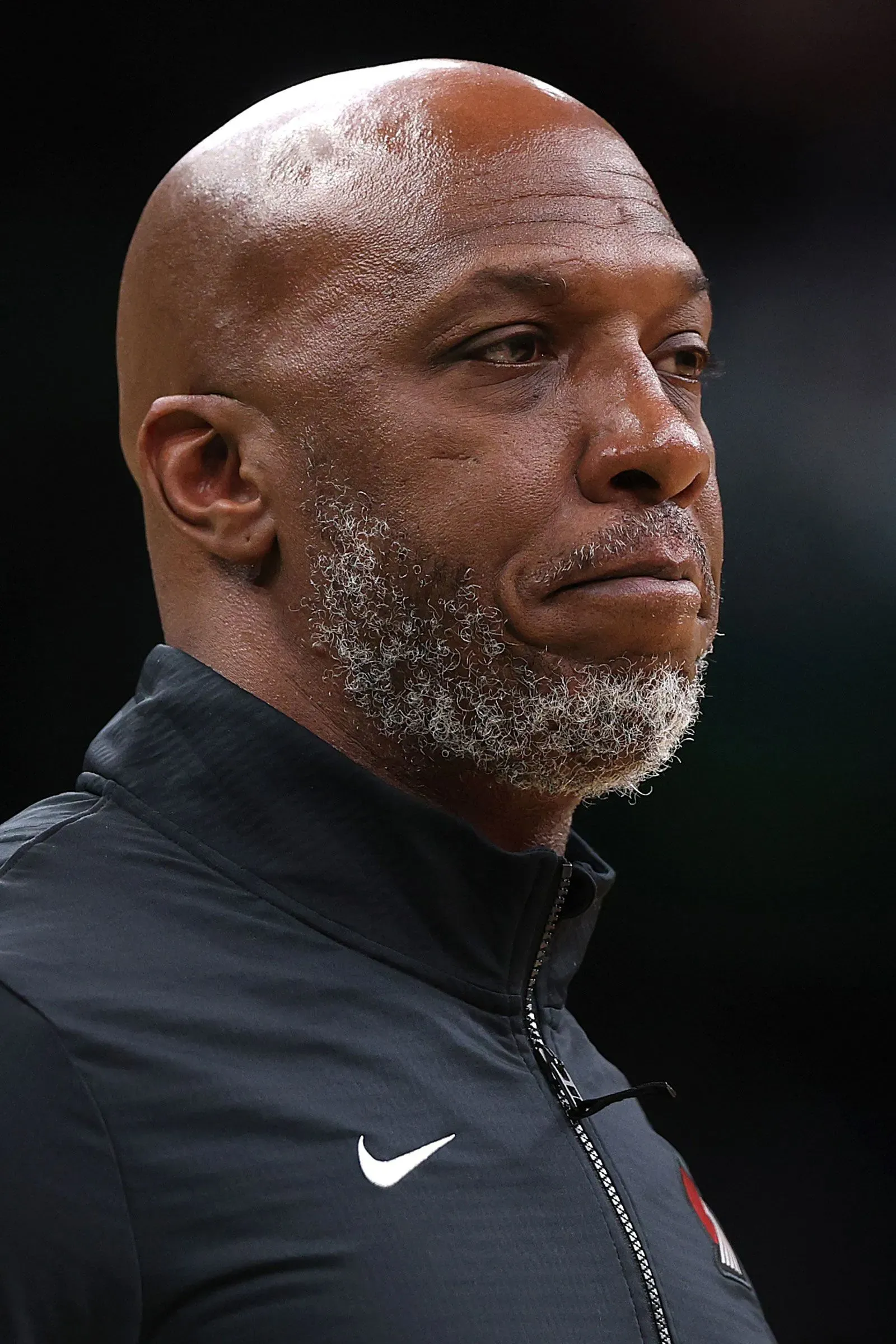 مدرب كرة السلة تشونسي بيلوبس، يبدو عابساً، في سياق تحقيقات حول شبكة قمار غير قانونية في مانهاتن.