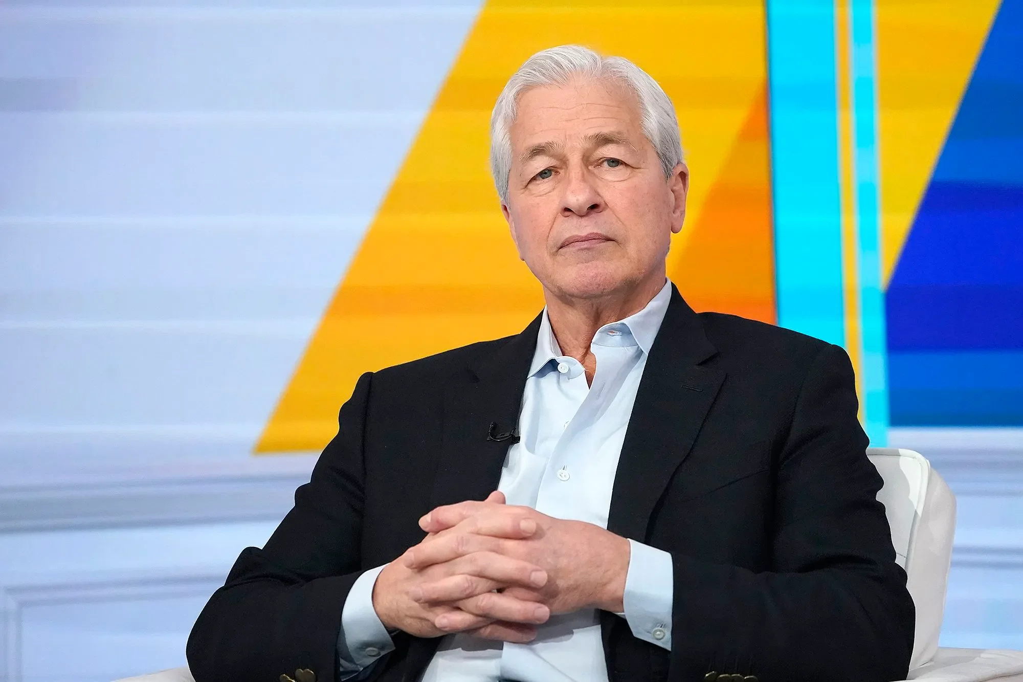 جيمي ديمون، الرئيس التنفيذي لـ JPMorgan Chase، يظهر في مقابلة، معبرًا عن انتقاداته الحادة لبرايان آرمسترونغ، الرئيس التنفيذي لـ Coinbase.