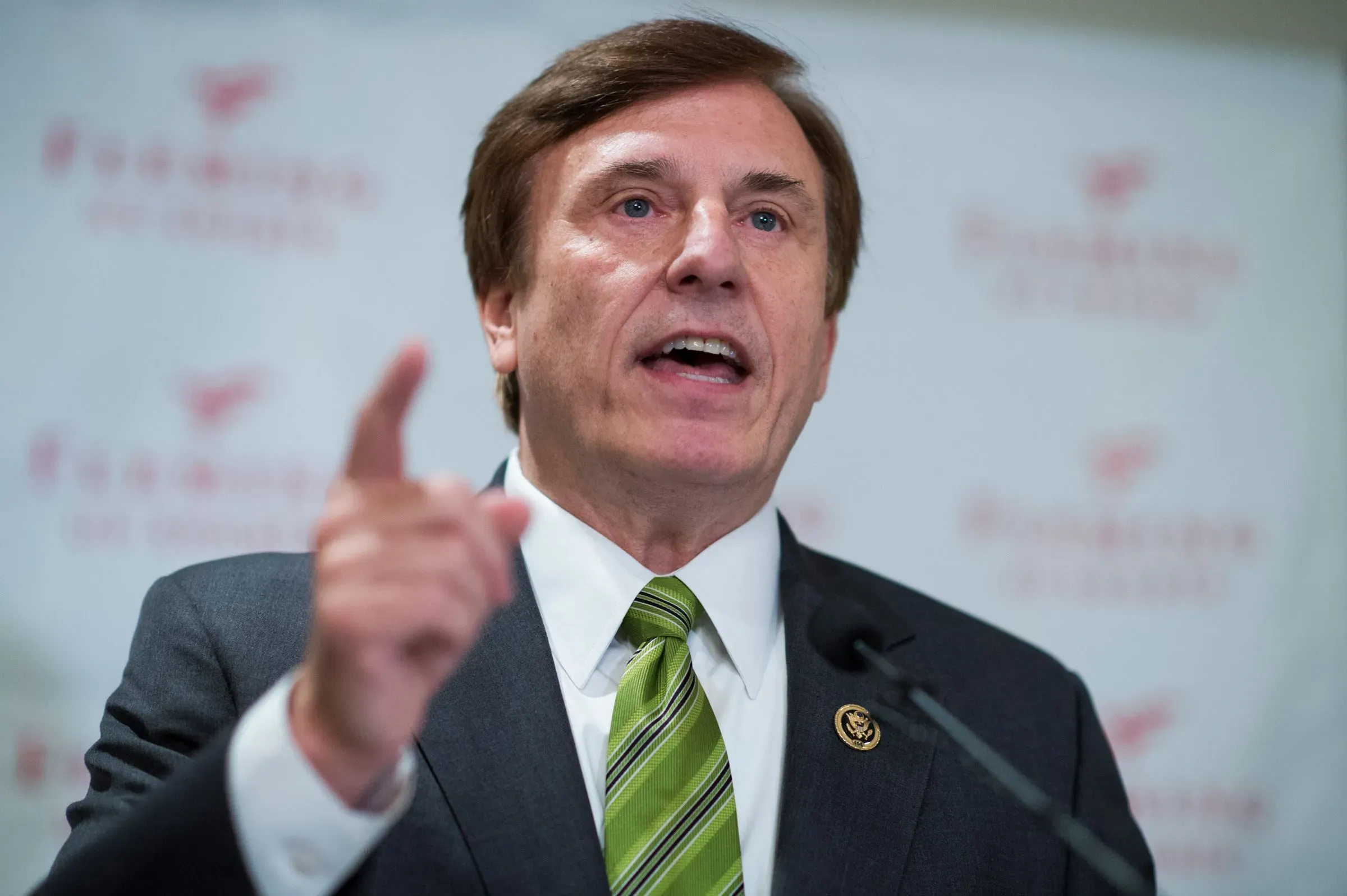 السيناتور بيل كاسيدي يتحدث خلال مؤتمر صحفي، مع التركيز على قضايا اللقاحات والترشيحات السياسية في الولايات المتحدة.