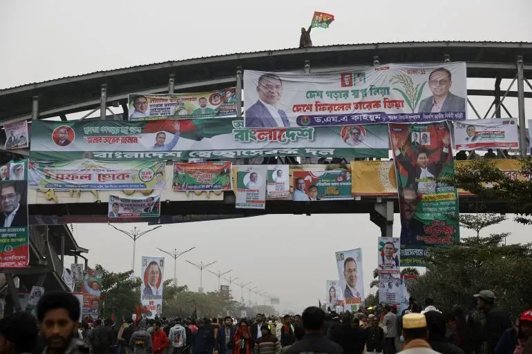 عودة طارق الرحمن إلى دكا وسط حشد كبير من أنصاره، مع لافتات انتخابية تعبر عن دعم الحزب الوطني البنغلاديشي.