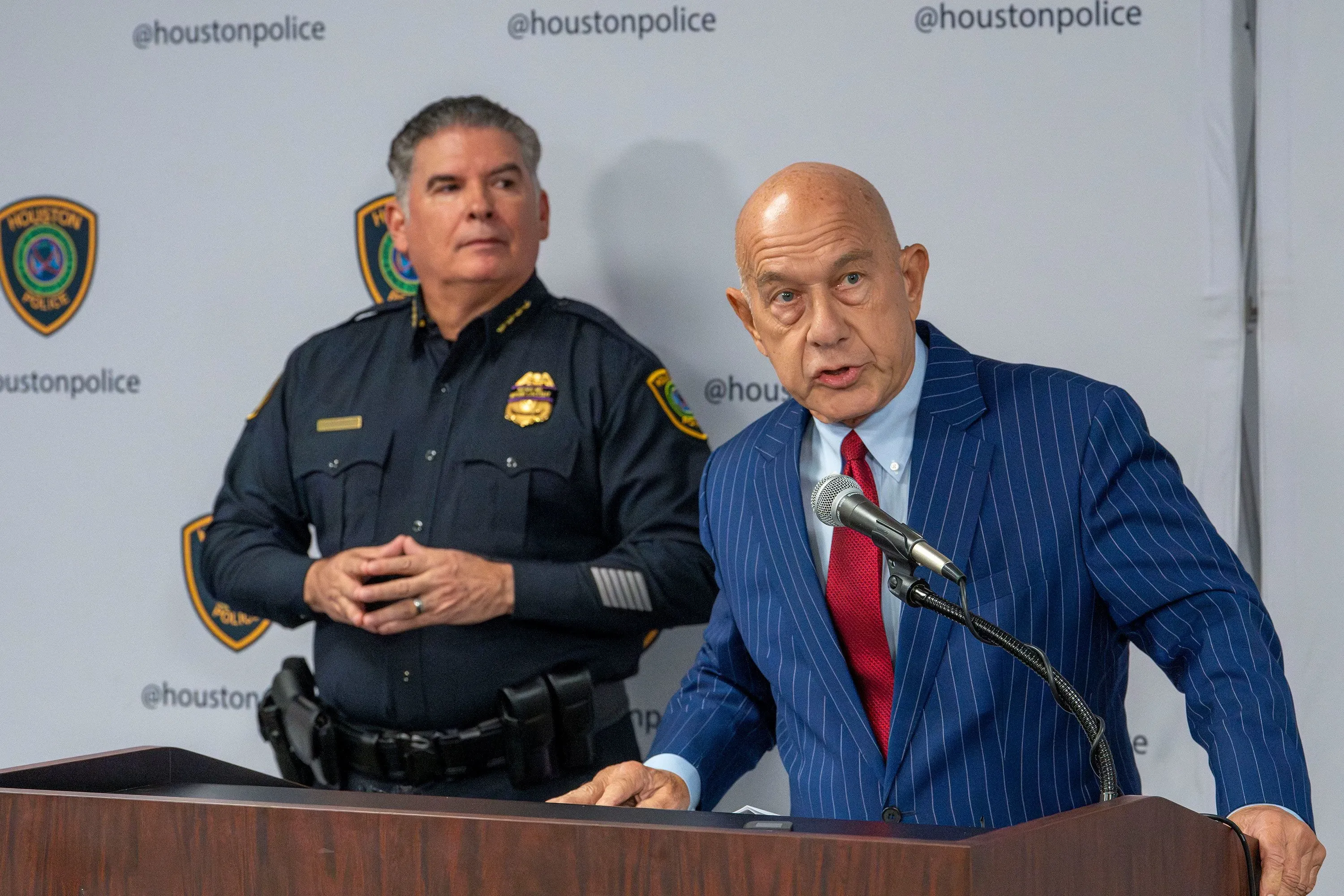 عمدة هيوستن جون ويتمير يتحدث في مؤتمر صحفي مع رئيس الشرطة، حيث ينفي وجود قاتل متسلسل ويؤكد عدم ارتباط الوفيات ببعضها.