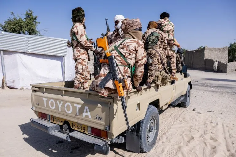 جنود تشاديون مسلحون يجلسون في شاحنة بيك أب، في سياق الهجمات المتزايدة من جماعة بوكو حرام على المواقع العسكرية في منطقة بحيرة تشاد.