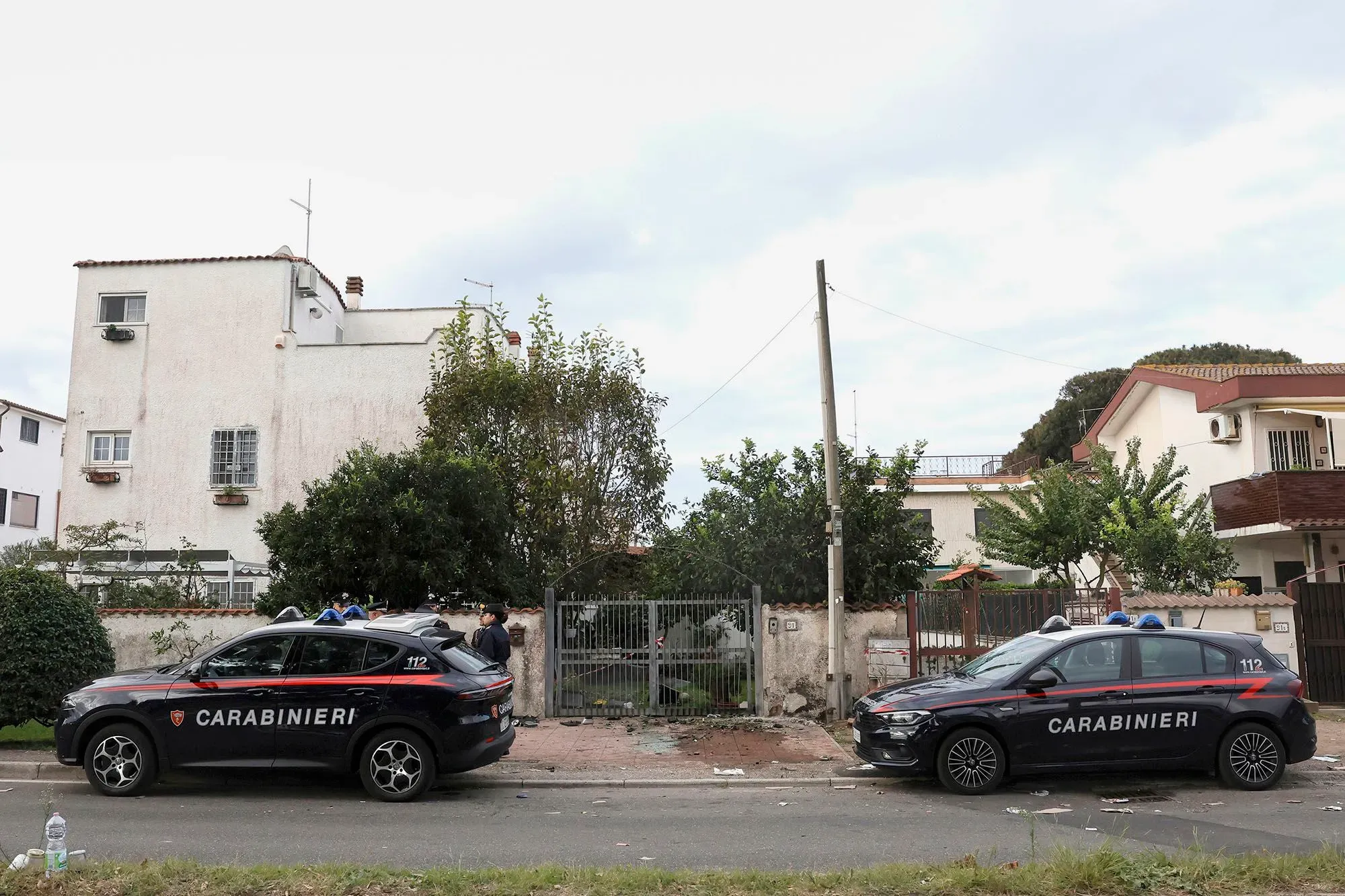 انفجار قنبلة خارج منزل الصحفي الاستقصائي سيغفريدو رانوتشي في كامبو أسكولانو، مع وجود سيارات الشرطة في الموقع.