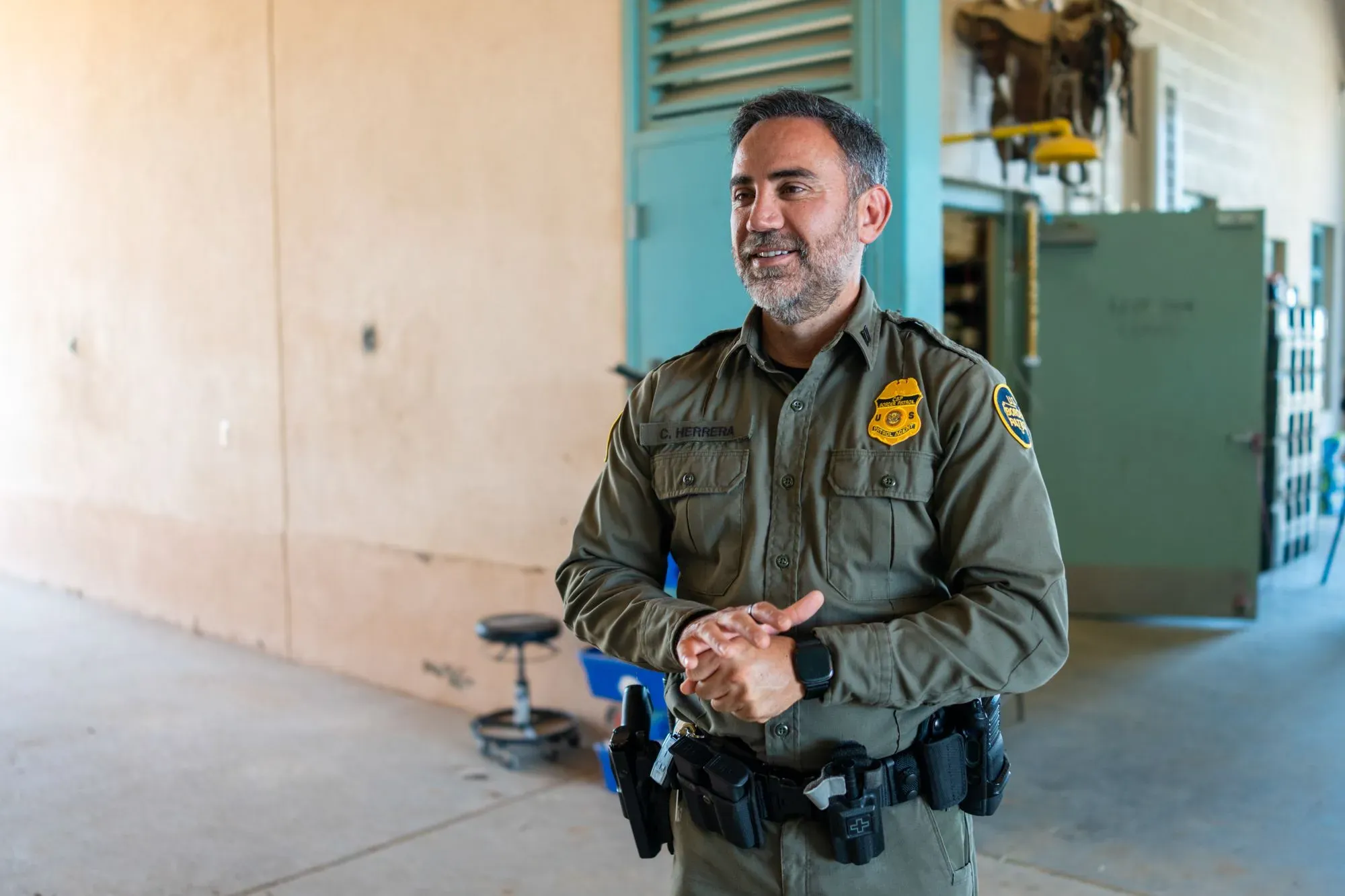 ضابط حرس الحدود يتحدث في أكاديمية التدريب في نيو مكسيكو، حيث يتم تنفيذ تغييرات في المناهج والتكنولوجيا لتعزيز الأمن الوطني.