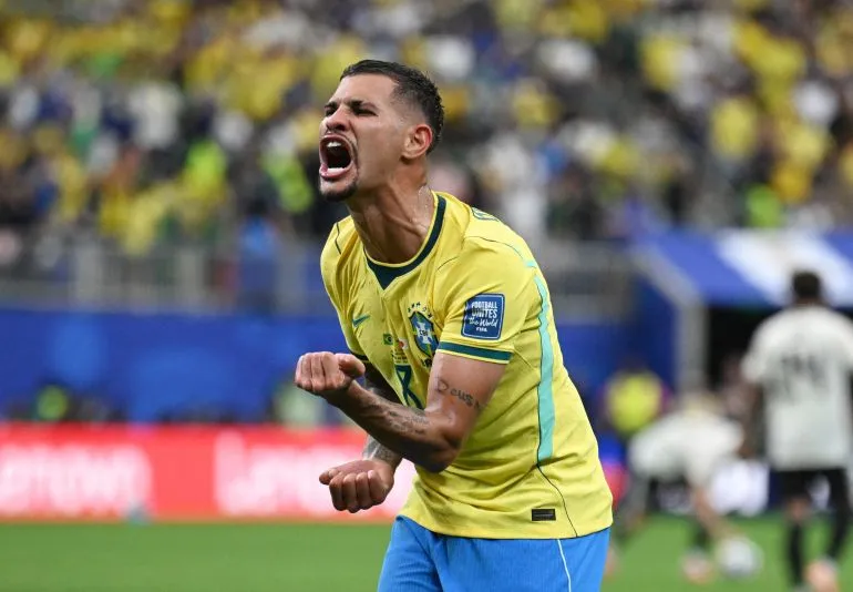 لاعب البرازيل فينيسيوس جونيور يحتفل بحماس خلال مباراة كأس العالم 2026 في دور الـ16 ضد النرويج، مع جمهور خلفه.