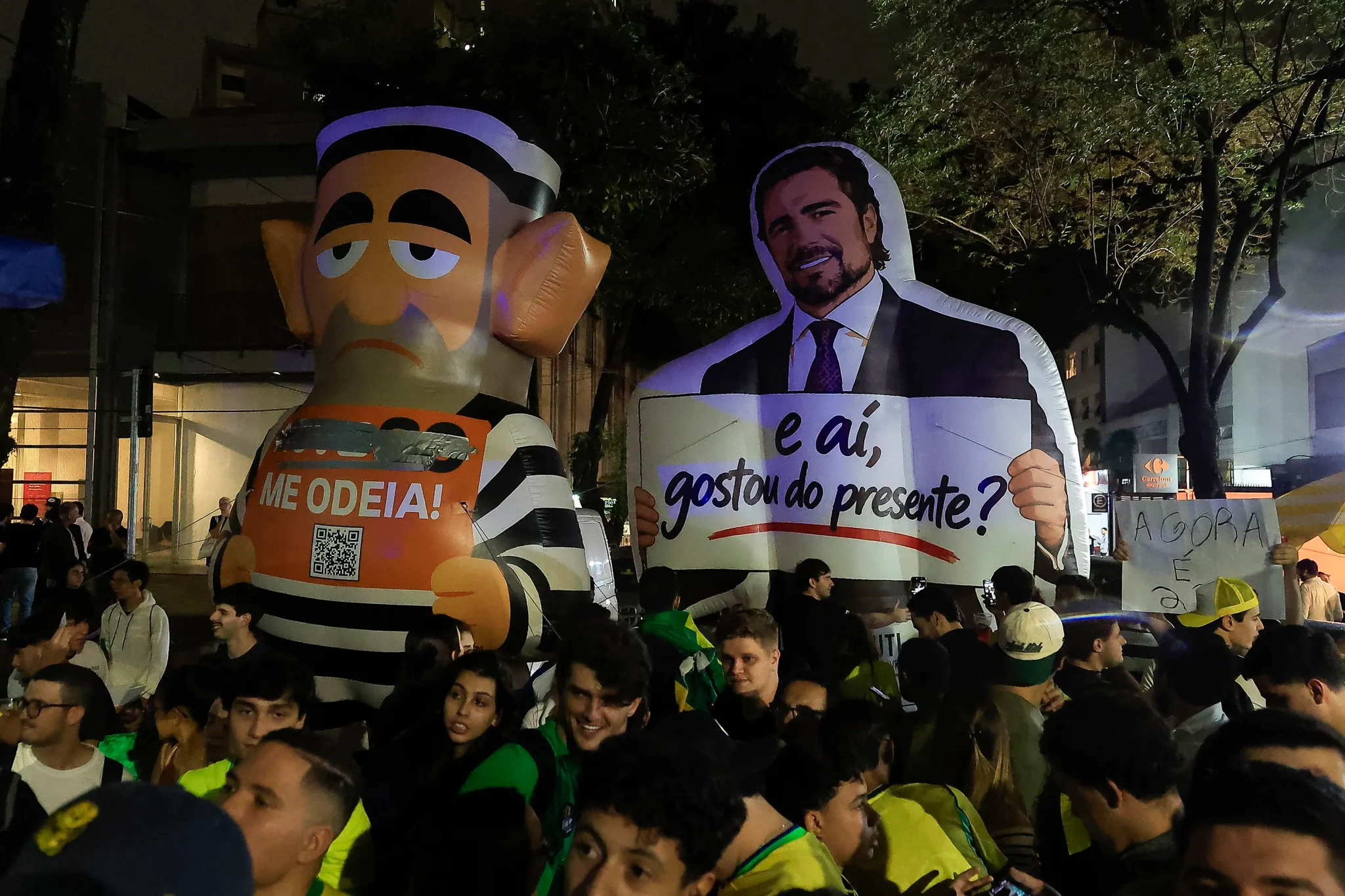 حشد من الناخبين في البرازيل يحملون مجسمات ضخمة لسجناء سياسيين في حملة انتخابية تبرز قضايا الأمن والجريمة قبل جولة الإعادة الرئاسية.
