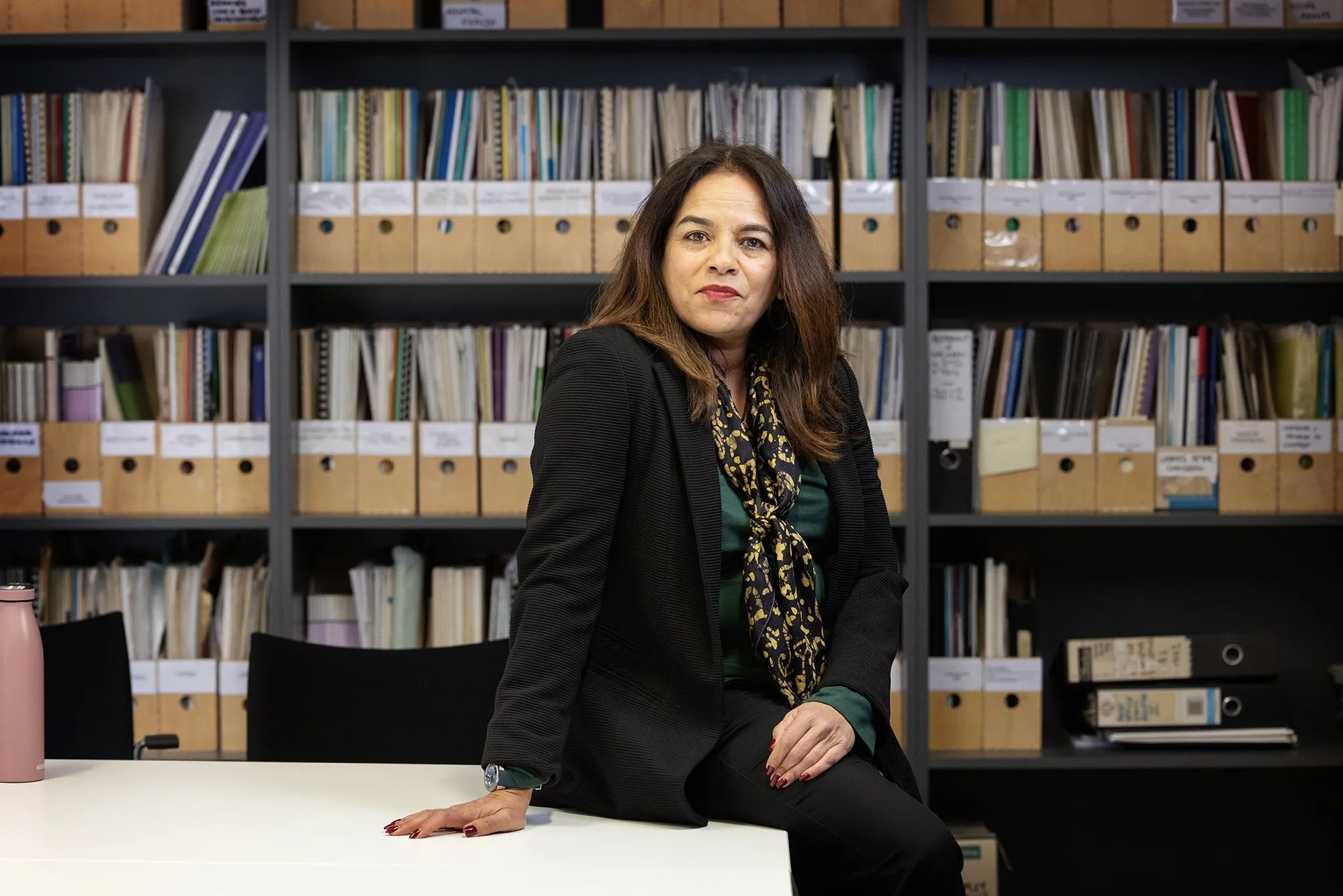 كلير واكسمان، مفوضة الضحايا المستقلة في إنجلترا وويلز، تجلس أمام رفوف مليئة بالملفات، تعبر عن قلقها من أزمة السجون والإفراج المبكر وتأثيرها على الضحايا.