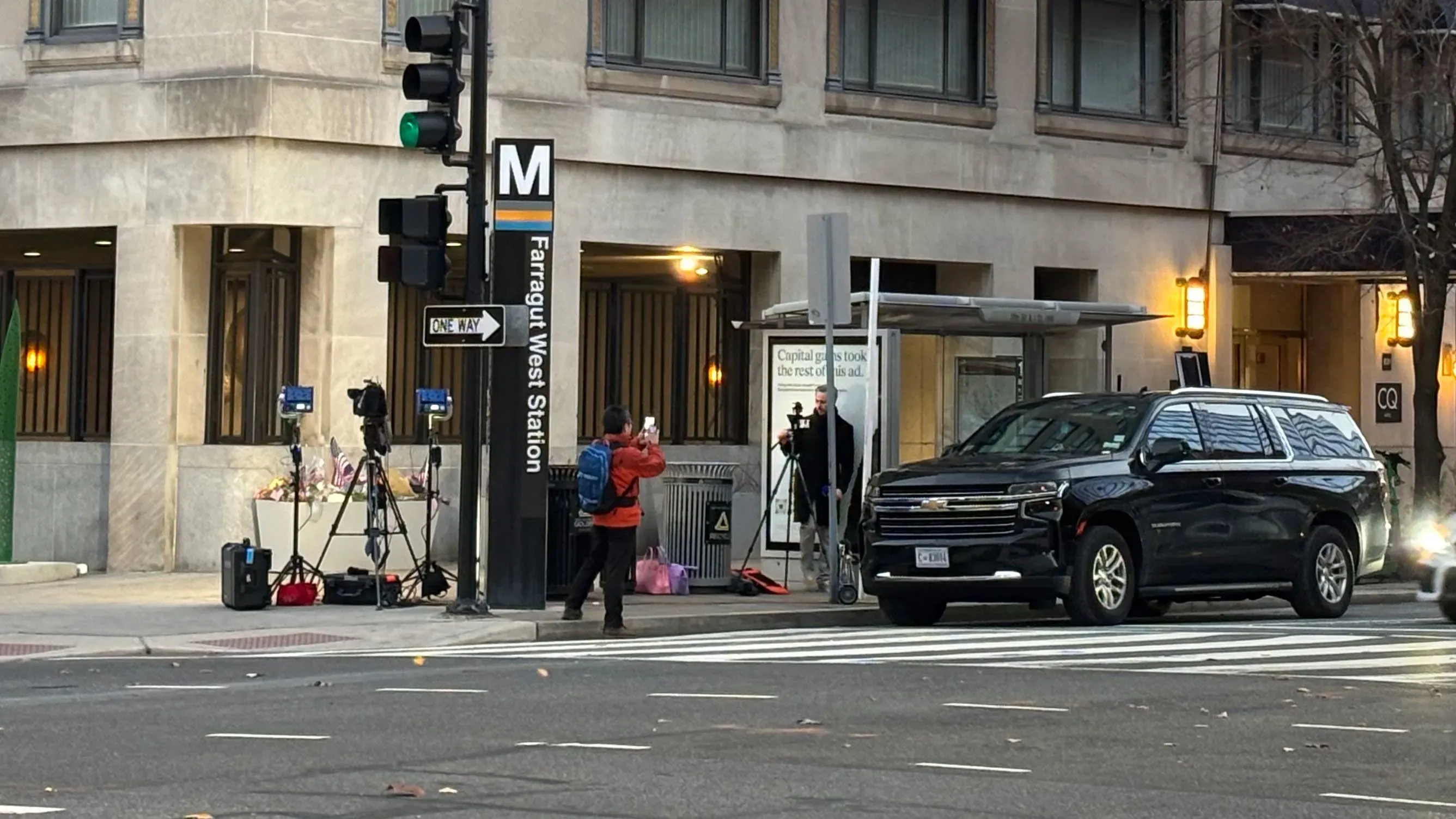 موقع محطة مترو فاراغوت ويست في واشنطن، مع وجود كاميرات تصوير وصحفيين، يعكس أجواء الحزن بعد حادث إطلاق النار.