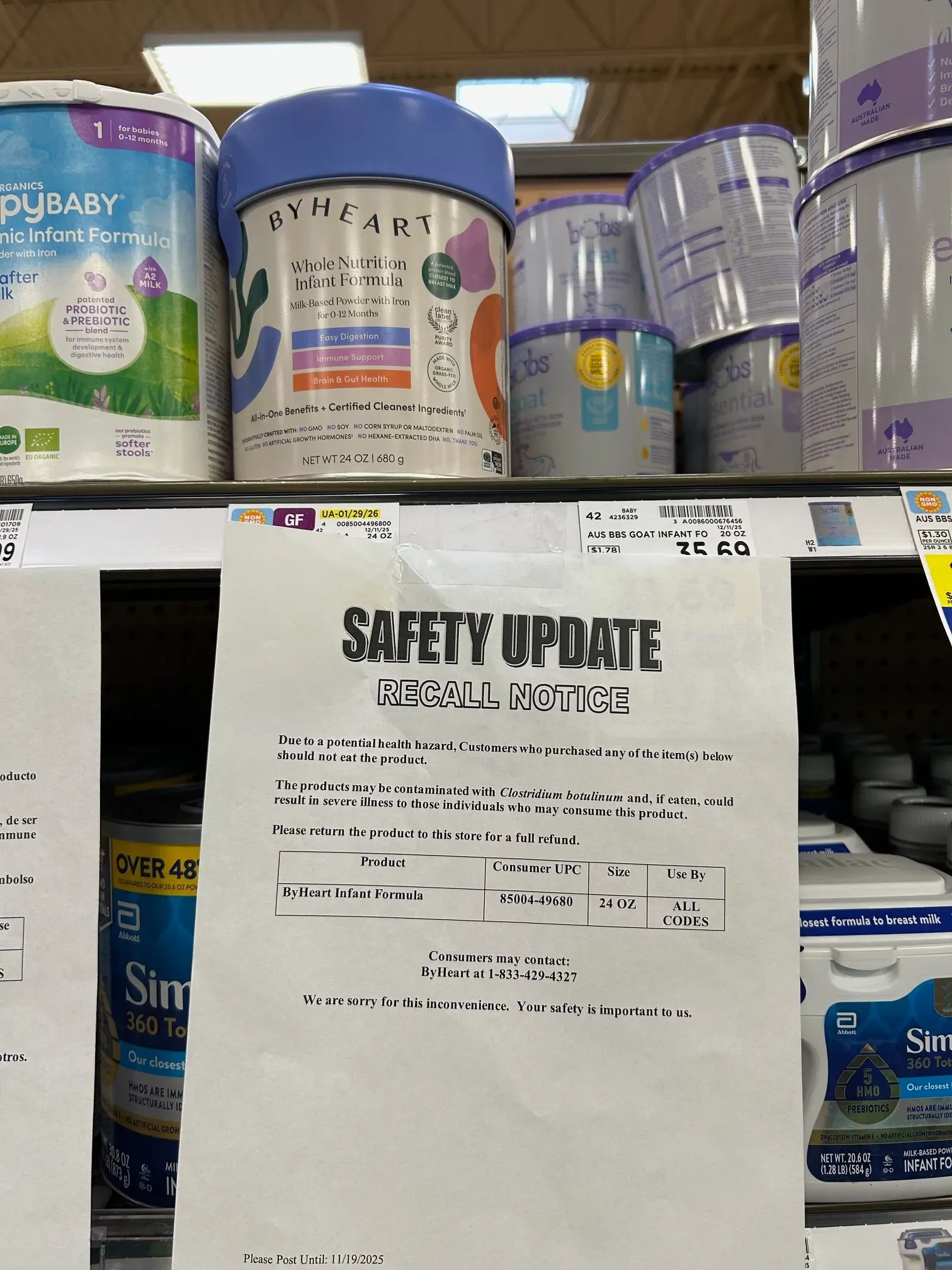 علبة حليب أطفال من باي هارت على رف متجر مع إشعار استدعاء، تحذر من خطر صحي محتمل بسبب التلوث.