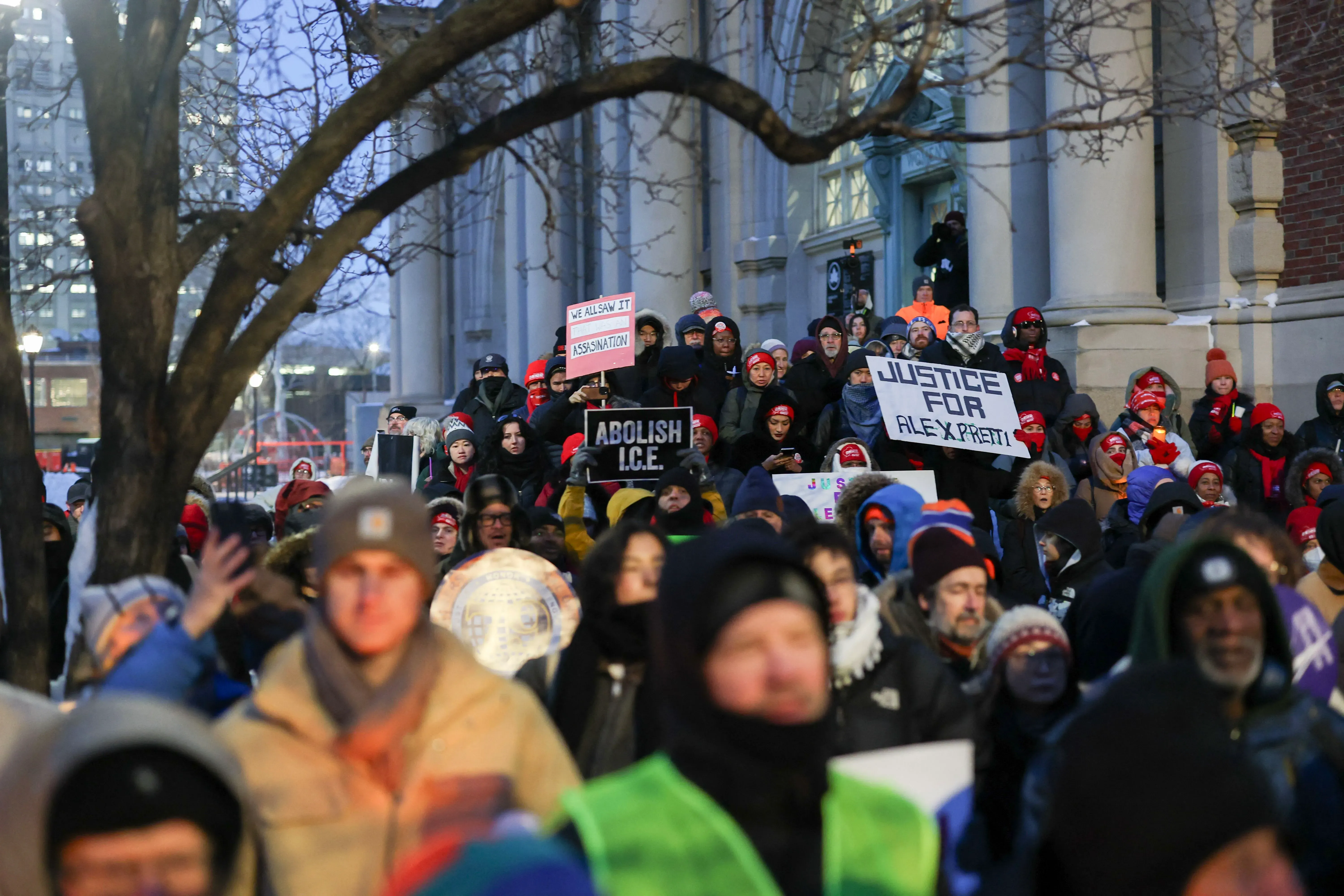 تجمع حشود من المتظاهرين في مينيابوليس، يحملون لافتات تطالب بالعدالة لأليكس بريتي، وسط أجواء من الغضب بعد مقتل المتظاهرين.