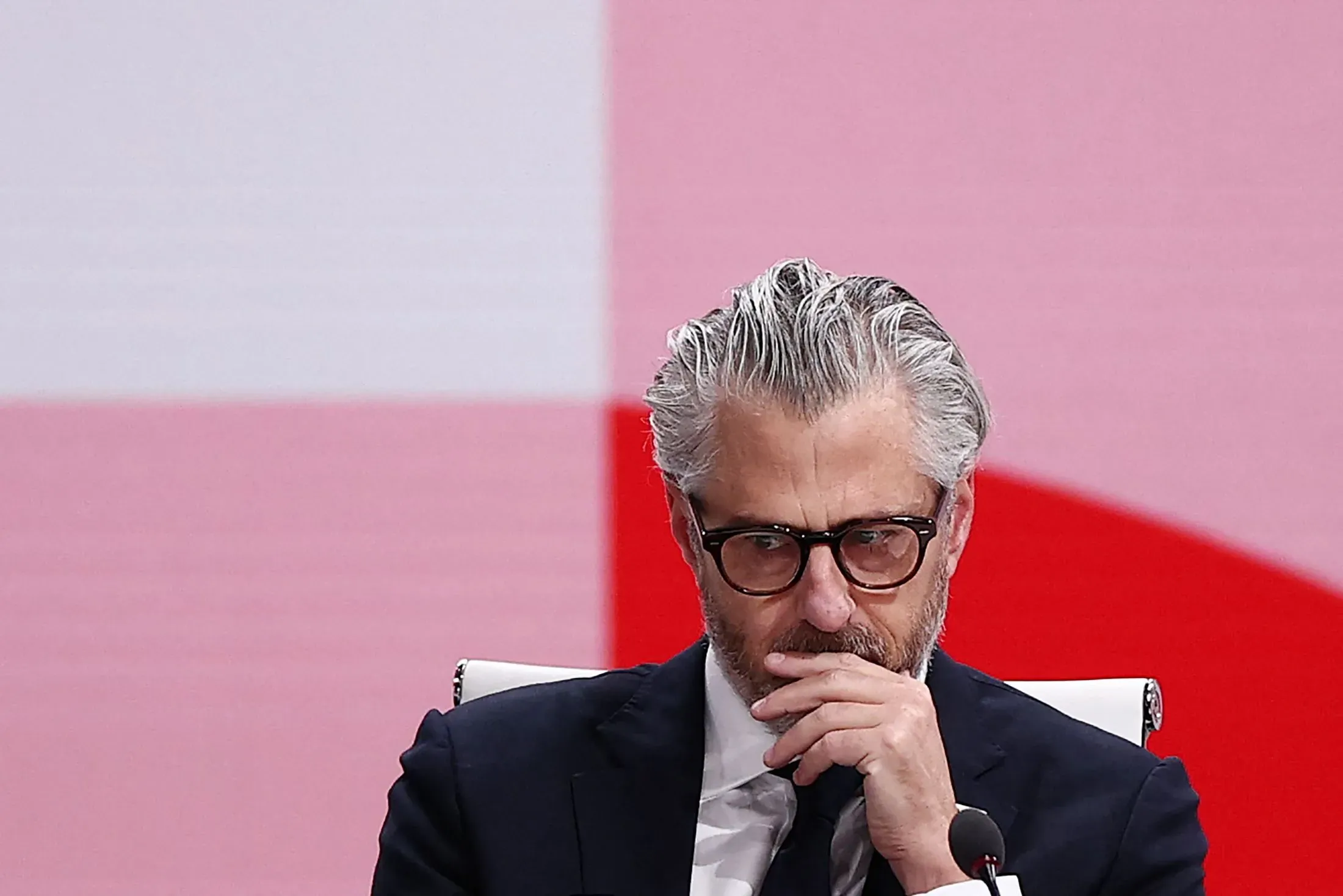 كيسي واسرمان، رئيس أولمبياد لوس أنجلوس 2028، يبدو متأملاً ومشغولاً في مؤتمر، وسط ضغوط للاستقالة بسبب رسائل بريد إلكتروني محرجة.