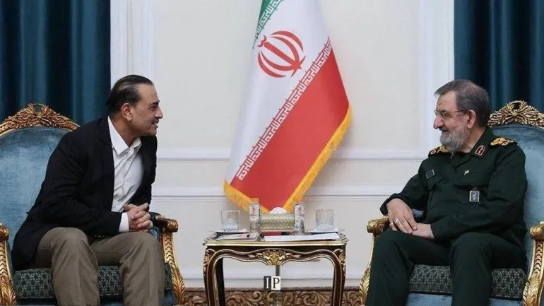 لقاء دبلوماسي بين المشير الباكستاني عاصم منير والجنرال الإيراني في طهران وسط مناقشات حول الوساطة وإعادة فتح المفاوضات.