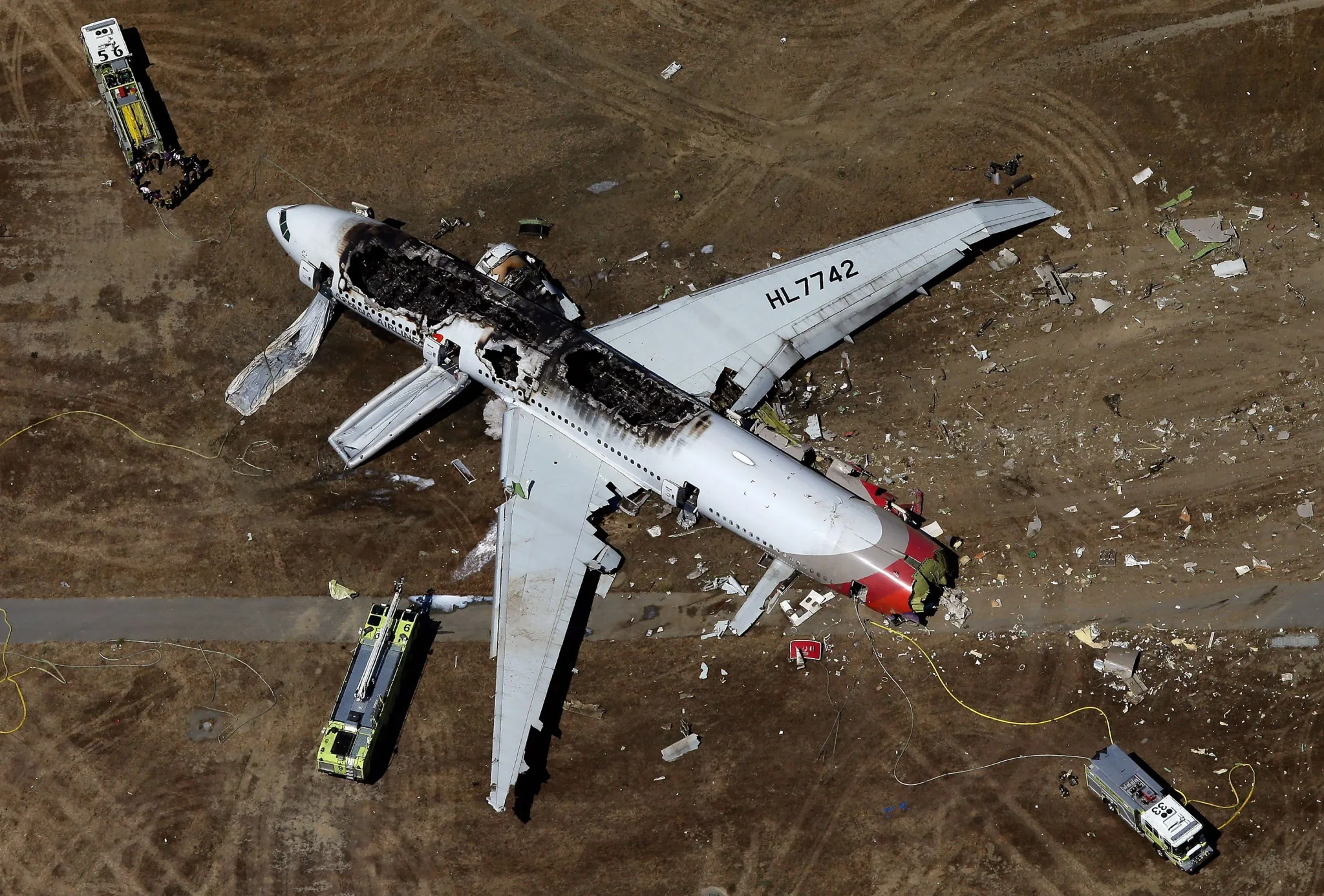 طائرة شحن Boeing 767 محترقة على أرض مطار ميامي بعد حادث تصادم أدى إلى مقتل خمسة أشخاص ونجاة الطيارين بجروح طفيفة.