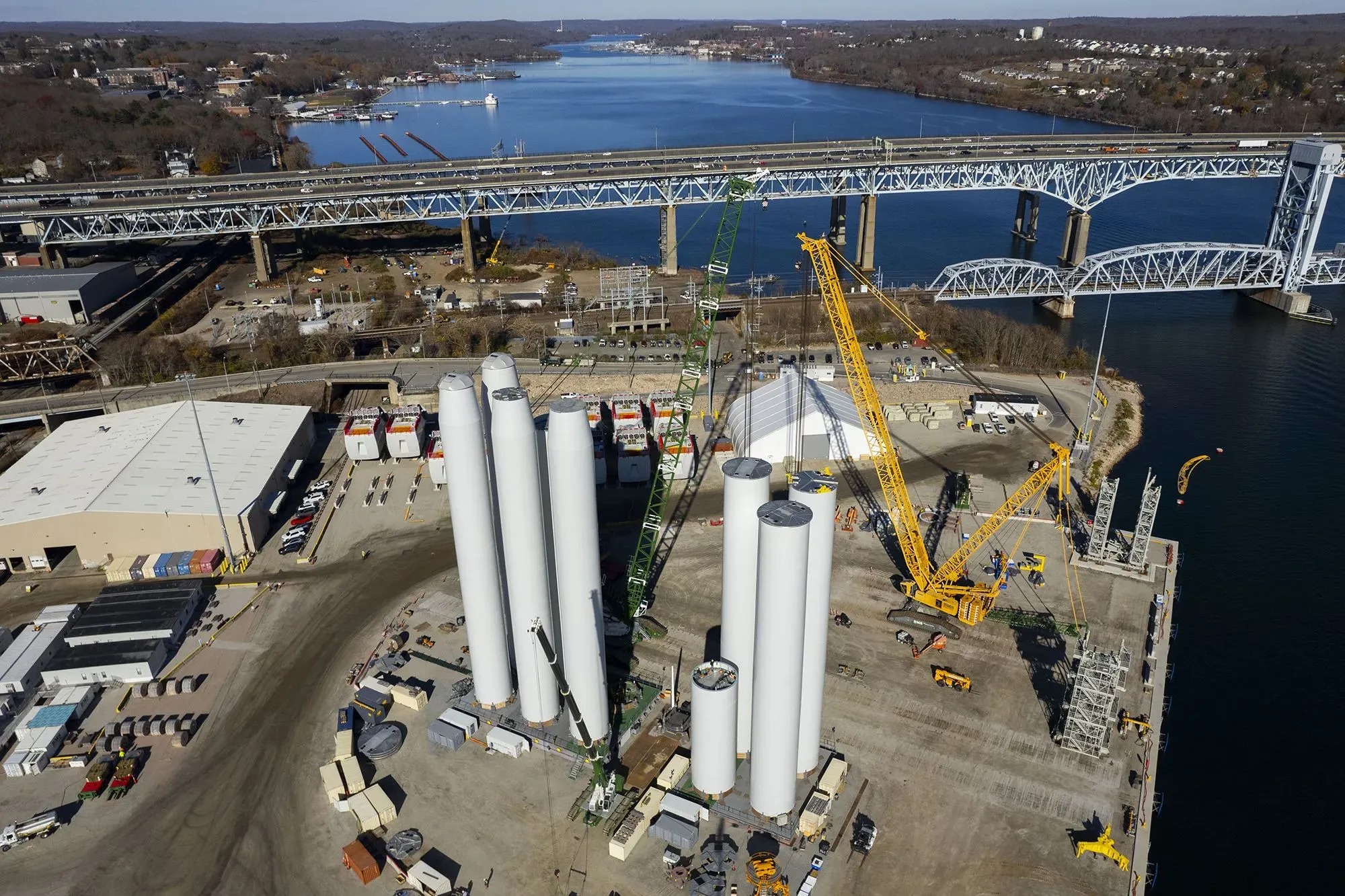 تظهر الصورة موقع مشروع "Revolution Wind" لطاقة الرياح في رود آيلاند، حيث تُركب الأعمدة الأساسية للمشروع.