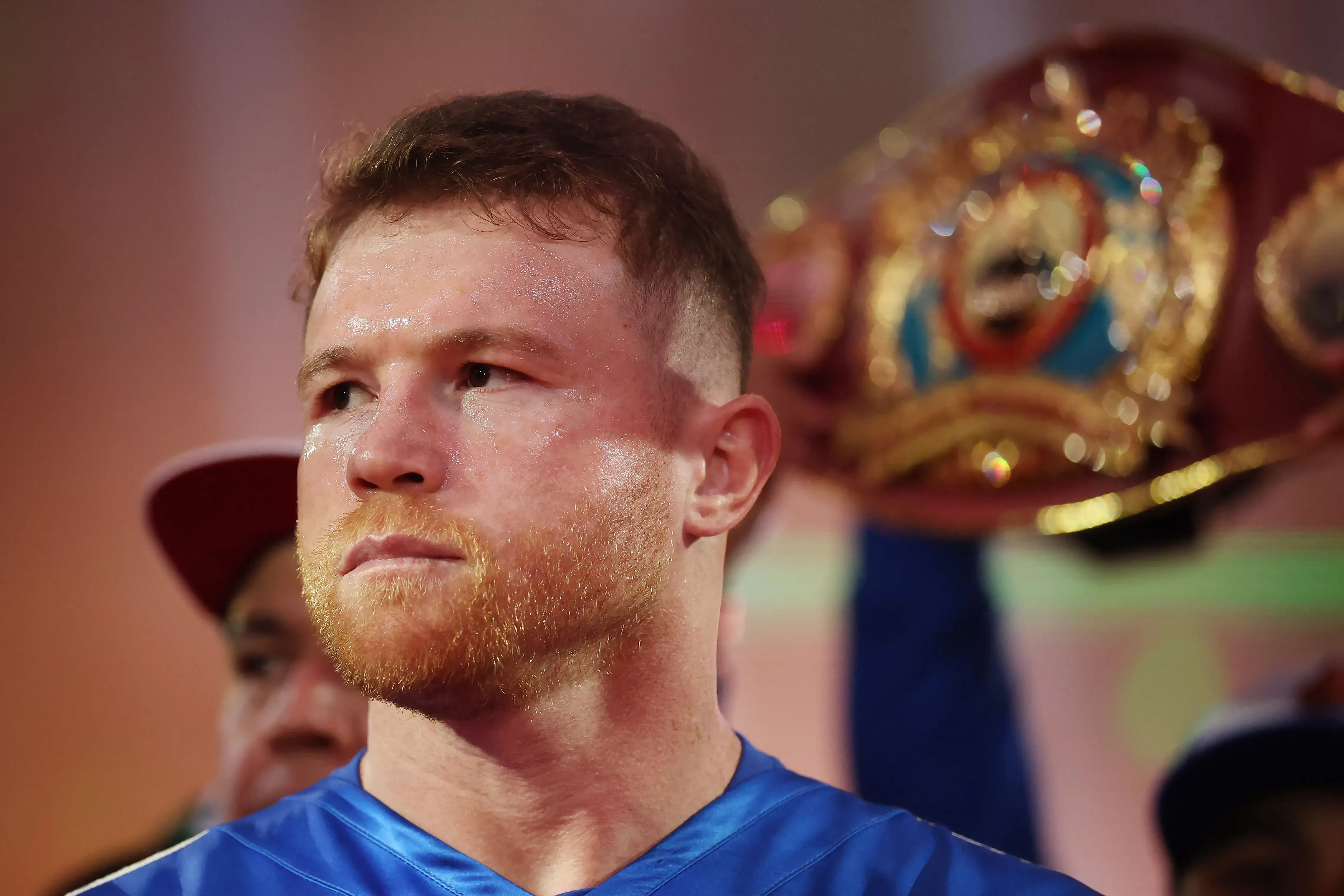 مواجهة مرتقبة بين الملاكمين كانيلو ألفاريز وتيرينس كروفورد، حيث يسعى ألفاريز للدفاع عن لقبه وكروفورد للحفاظ على سجله الخالي من الهزائم.