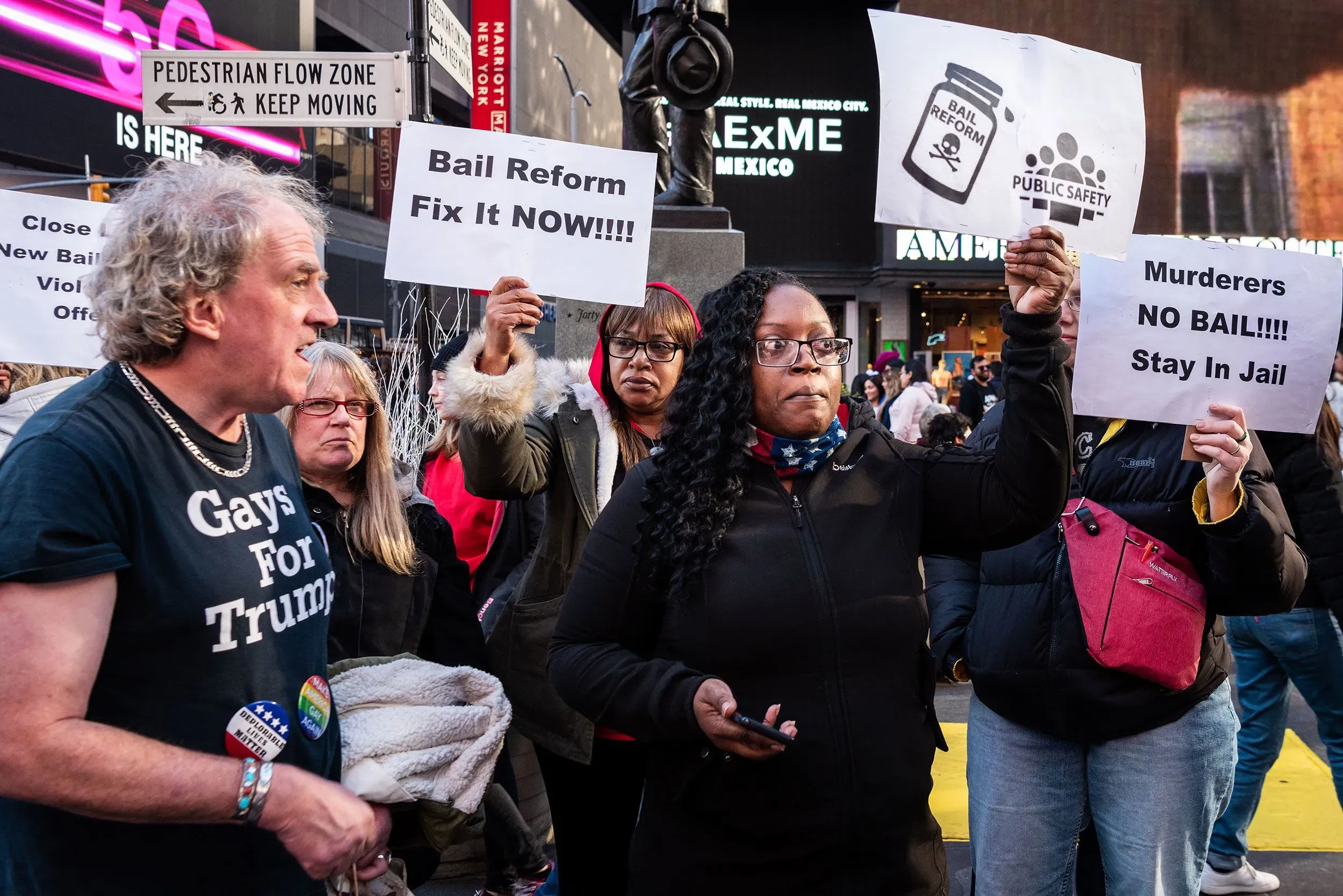 محتجون يحملون لافتات تدعو لإصلاح نظام الكفالة، مع التركيز على العدالة والسلامة العامة، خلال تظاهرة في مدينة نيويورك.