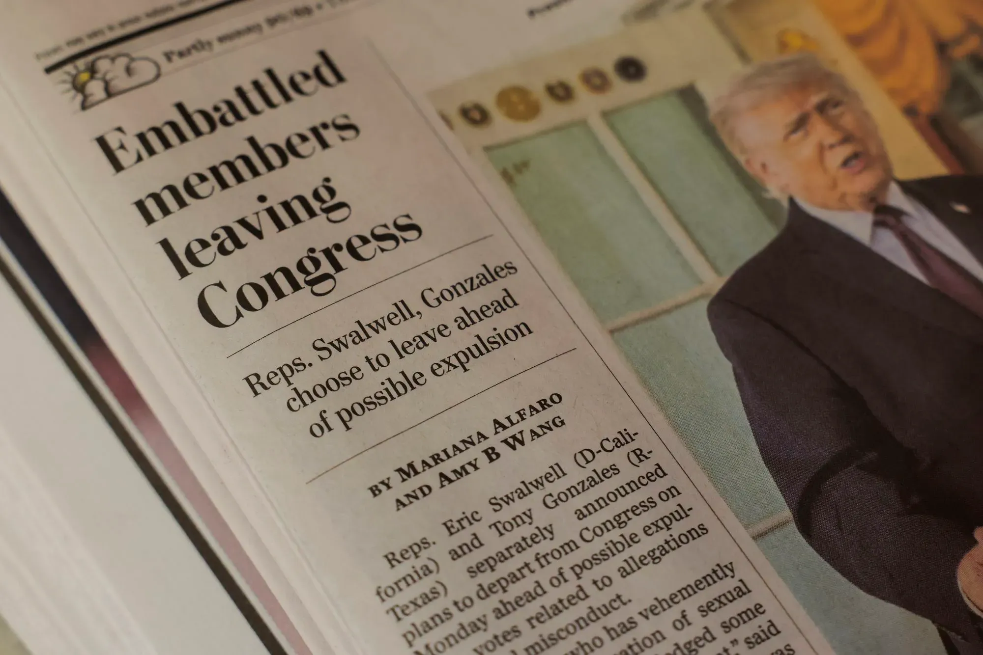 عنوان المقالة "أعضاء مثيرون للجدل يغادرون الكونغرس" يظهر في صحيفة، مع صورة لرجل يتحدث. يتناول المقال استقالات النائبين Swalwell وGonzales بسبب اتهامات بسوء السلوك.
