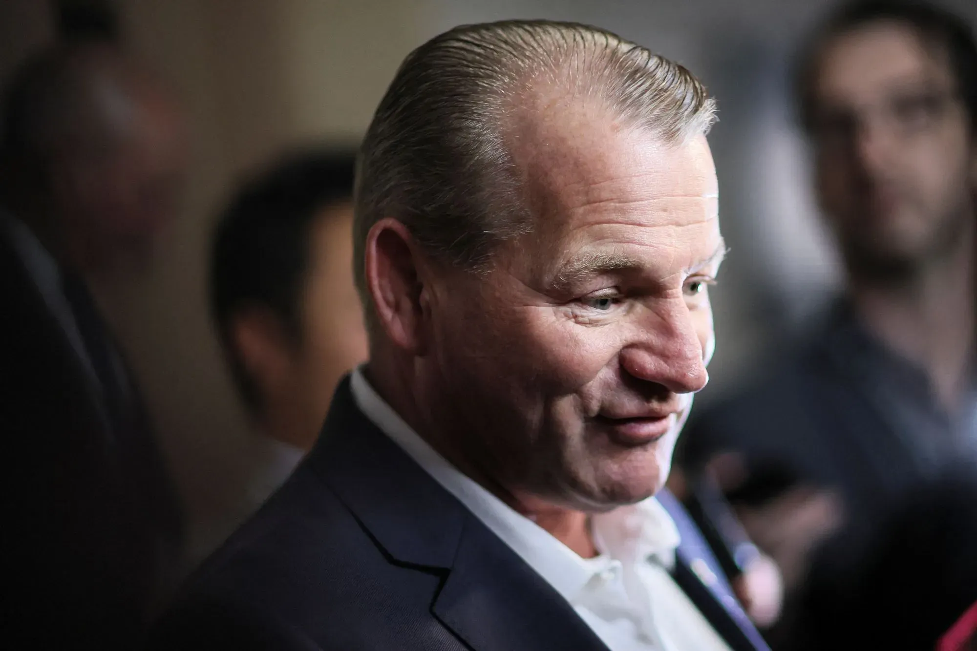 النائب Eric Swalwell يتحدث مع الصحفيين في الكونغرس، وسط أجواء من التوتر بعد اتهامات بسوء السلوك الجنسي.