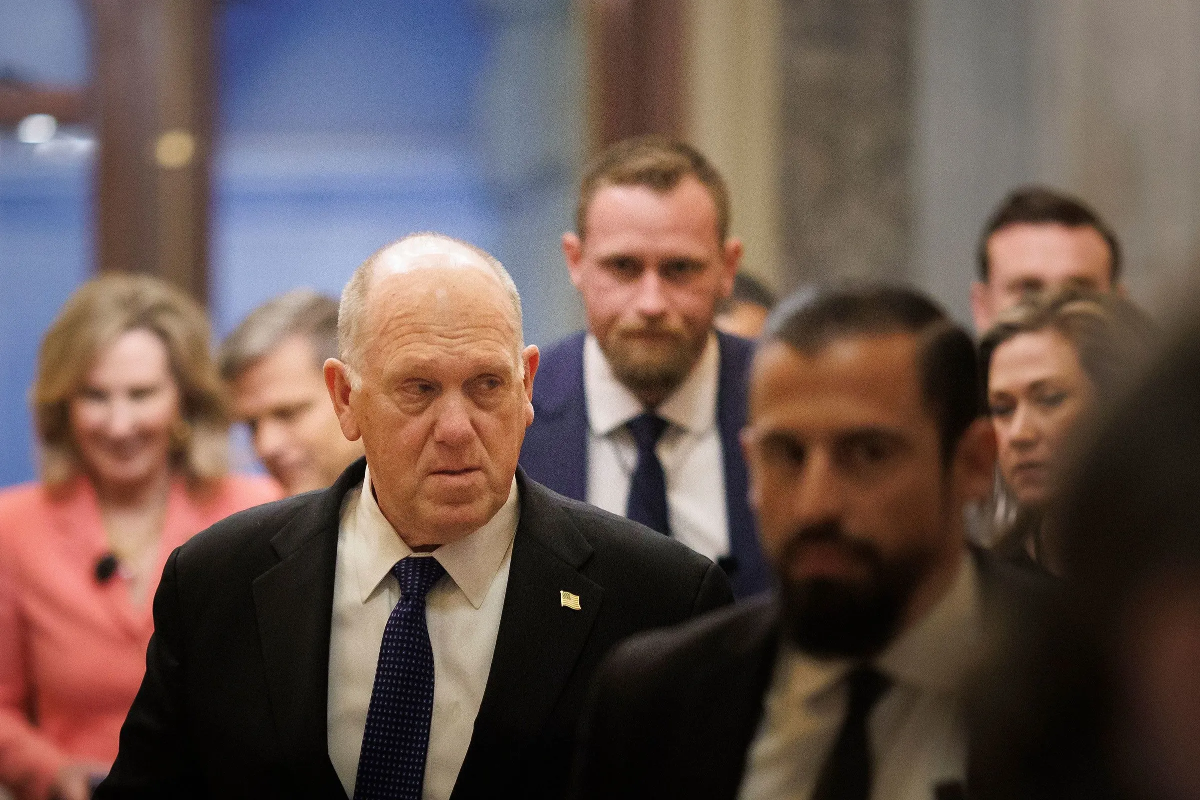 ماركواين مولين، وزير الأمن الداخلي الجديد، يتقدم في مبنى حكومي مع موظفين، وسط أجواء من التوتر بعد تعيينه.