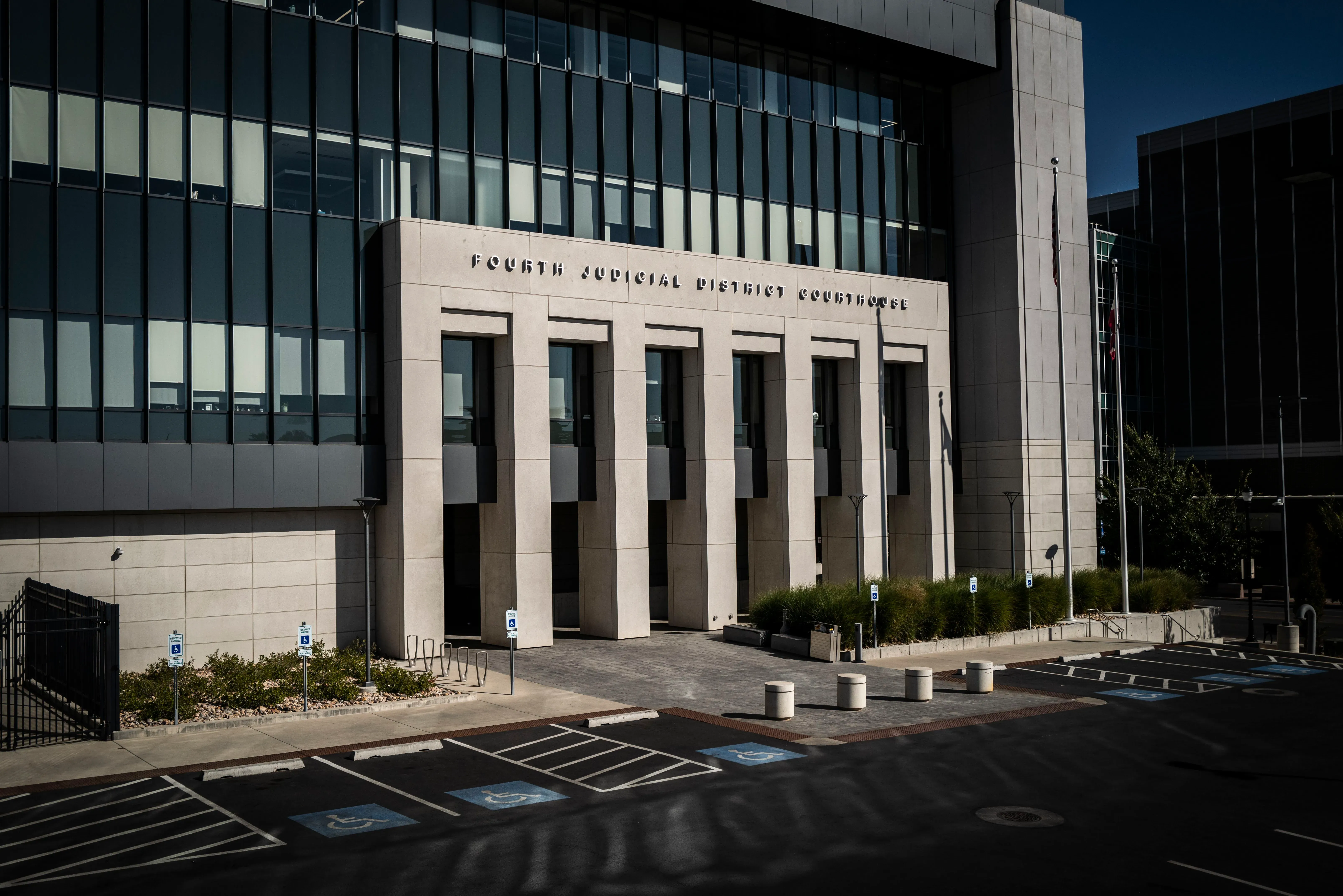 مبنى المحكمة الجزئية الرابعة في يوتا، حيث مثل تايلر روبنسون بتهم تتعلق بمقتل تشارلي كيرك، وسط أجواء من التوتر السياسي.