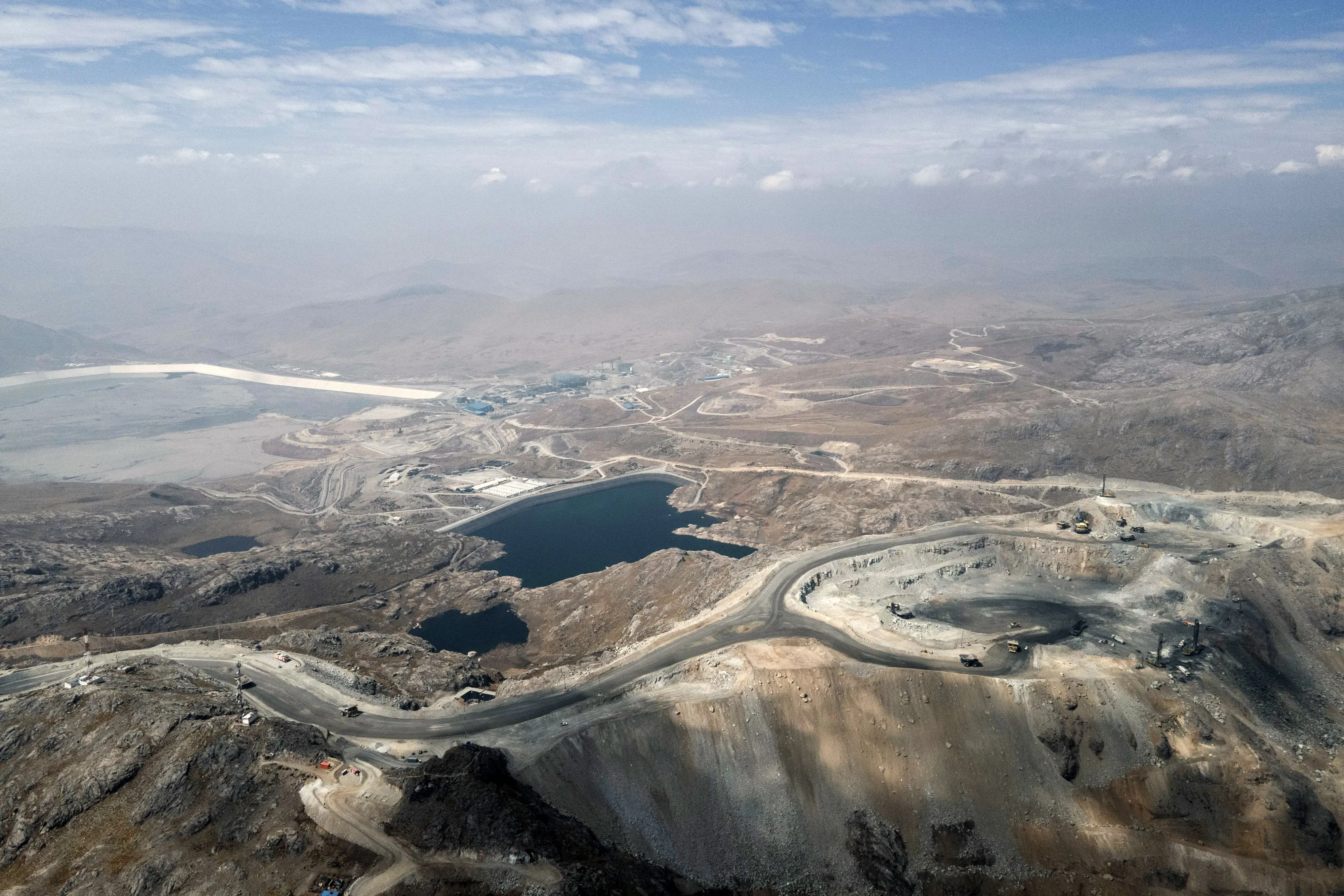 منظر جوي لموقع بناء في أمريكا اللاتينية، يظهر الأراضي القاحلة والمشاريع الصينية التي تعزز النفوذ الاقتصادي في المنطقة.